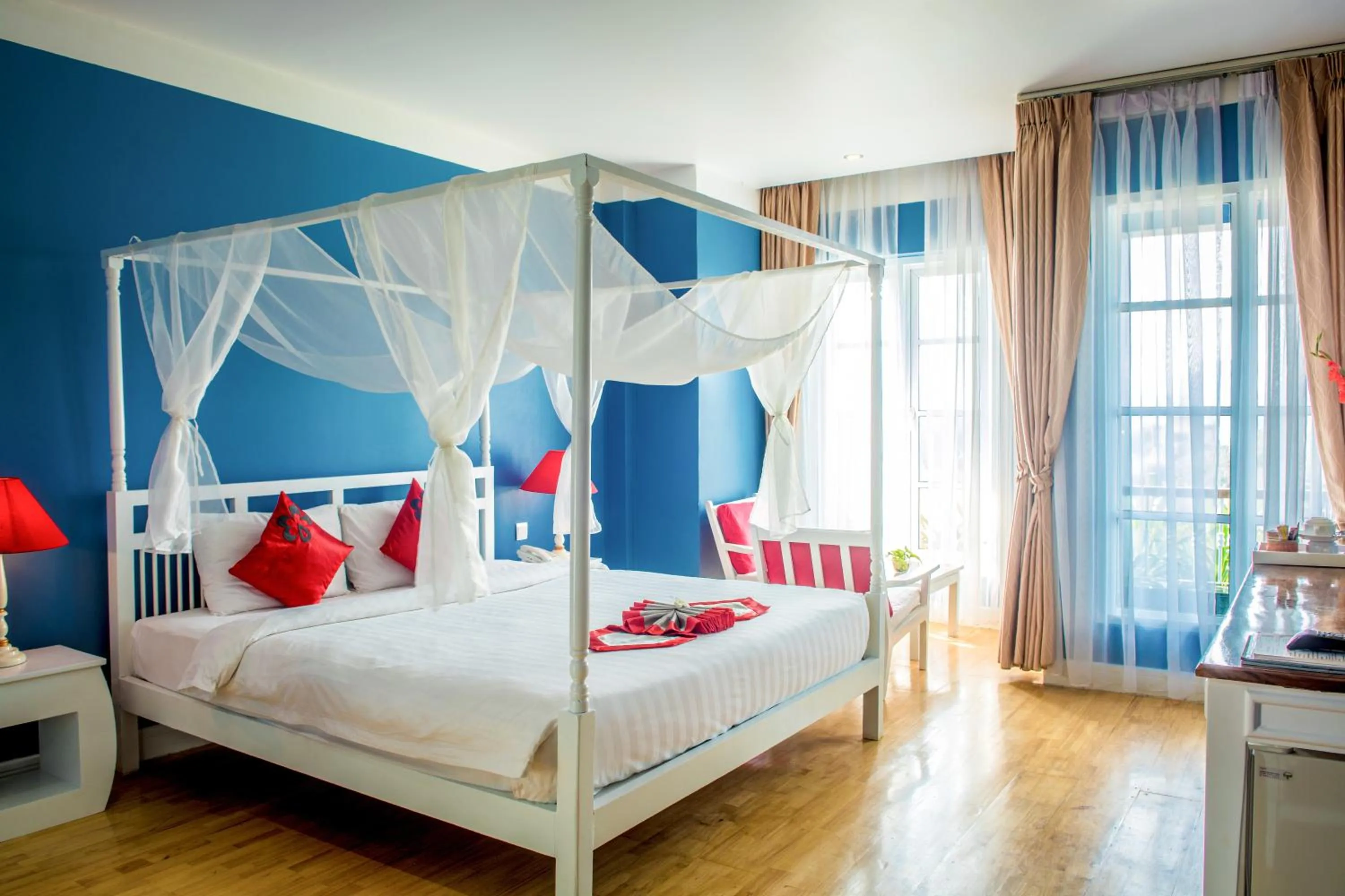 Bedroom, Bed in The Frangipani Royal Palace Hotel