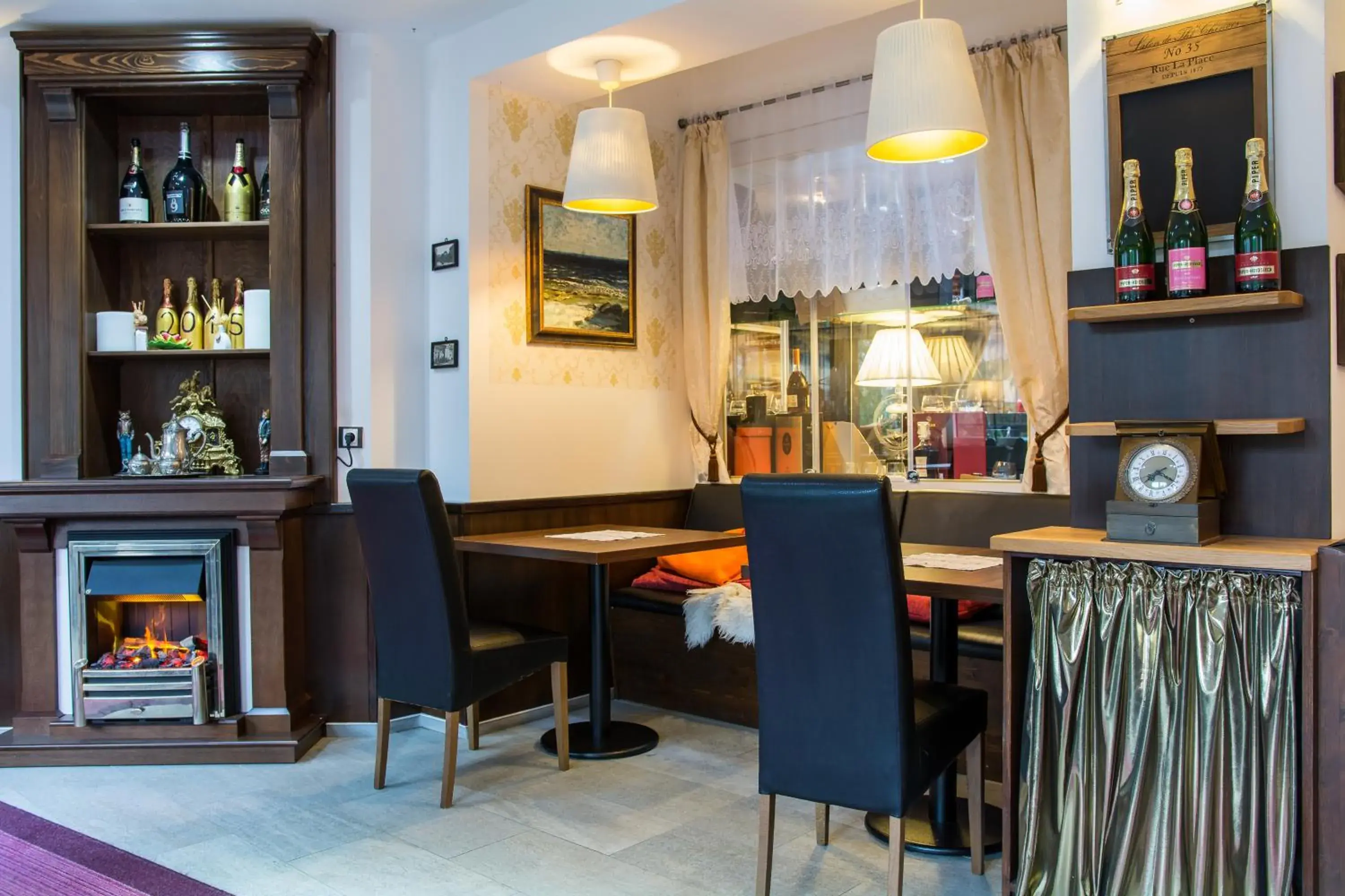 Restaurant/places to eat in Hotel Berg Restaurant/places to eat in Hotel Berg