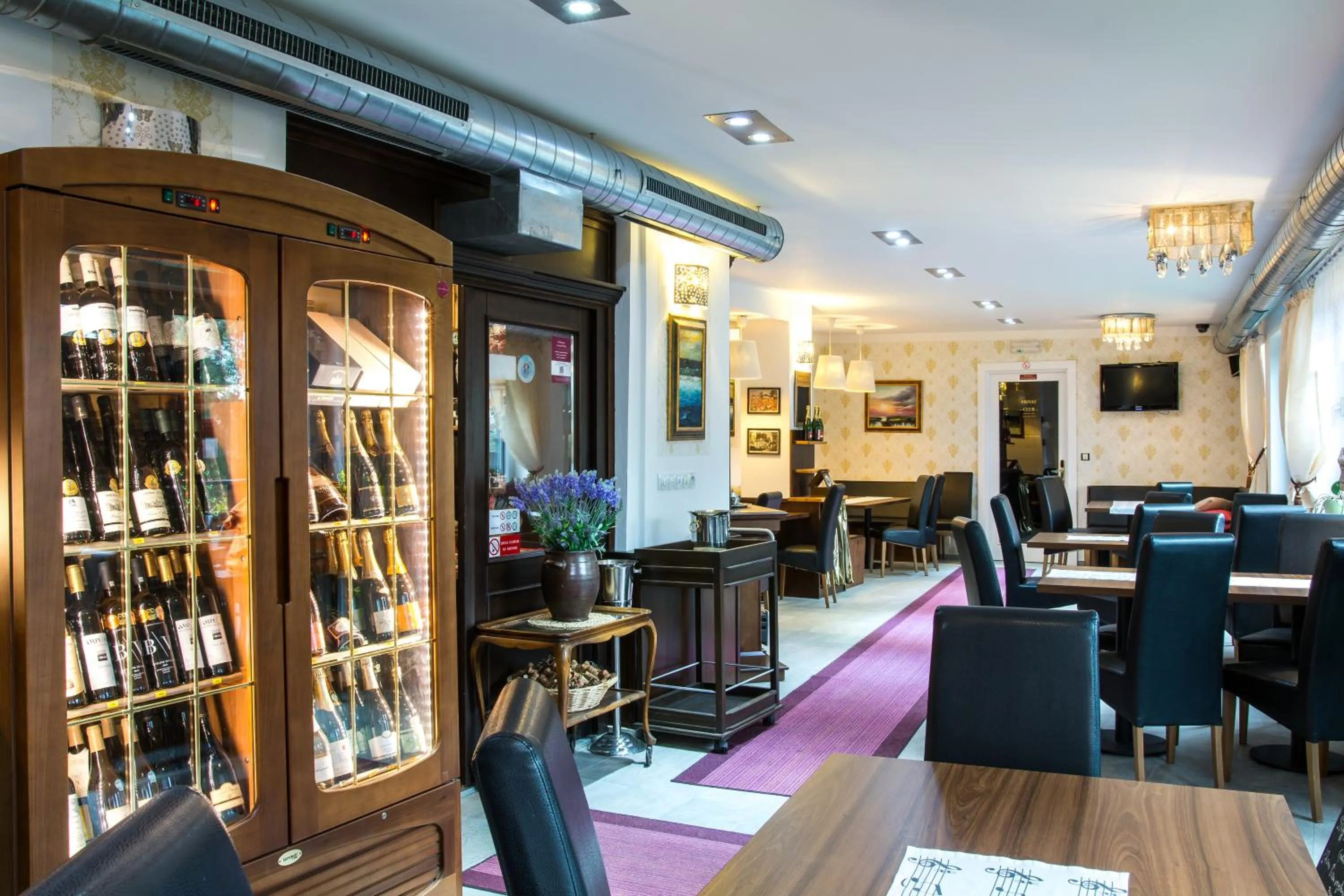 Restaurant/places to eat in Hotel Berg