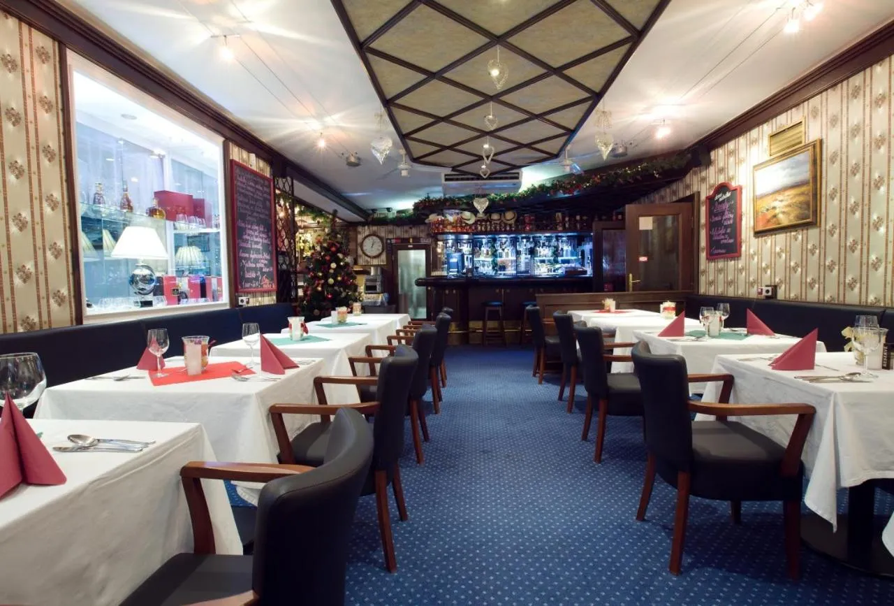 Restaurant/places to eat in Hotel Berg