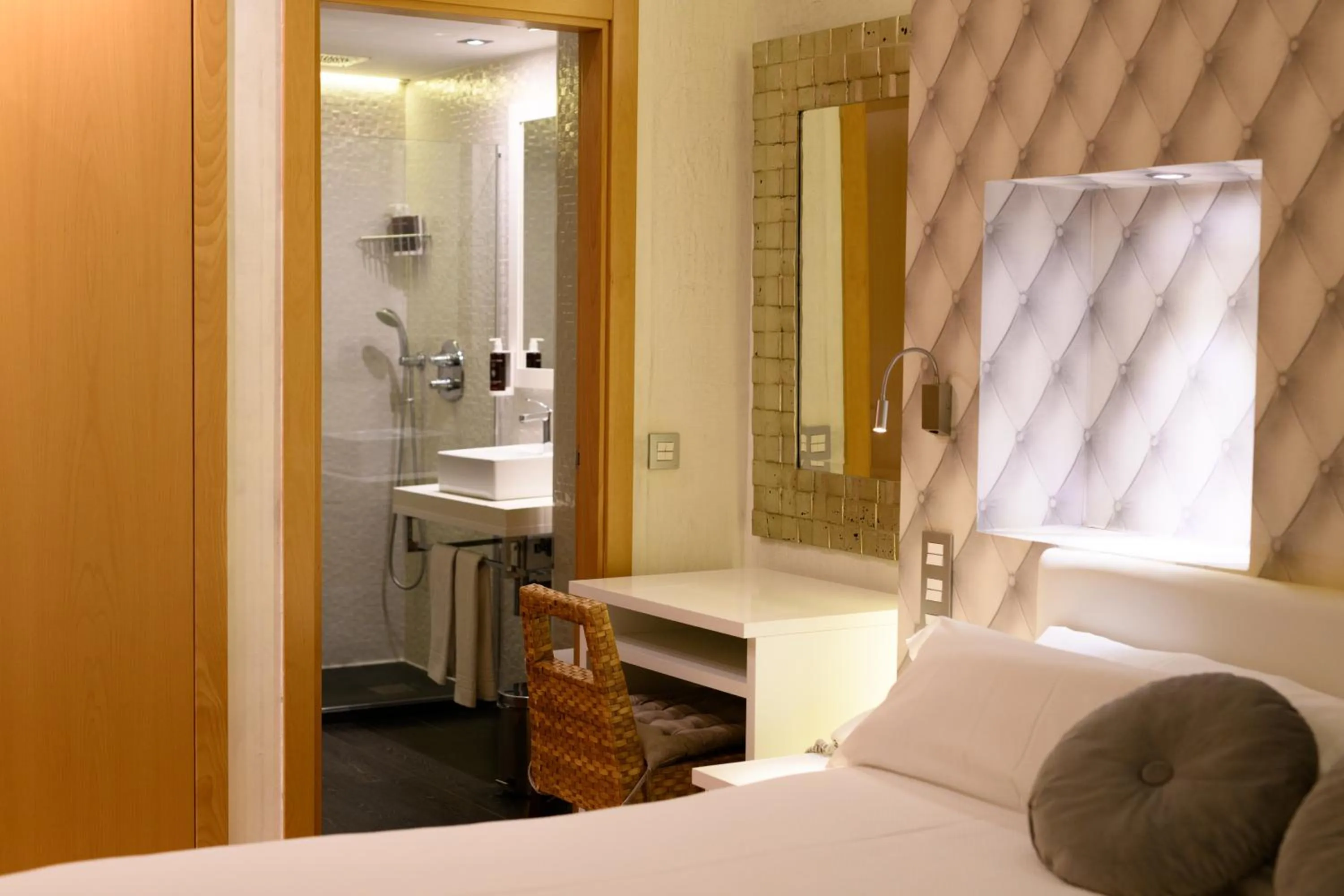 Bathroom, Bed in Hotel De Martin