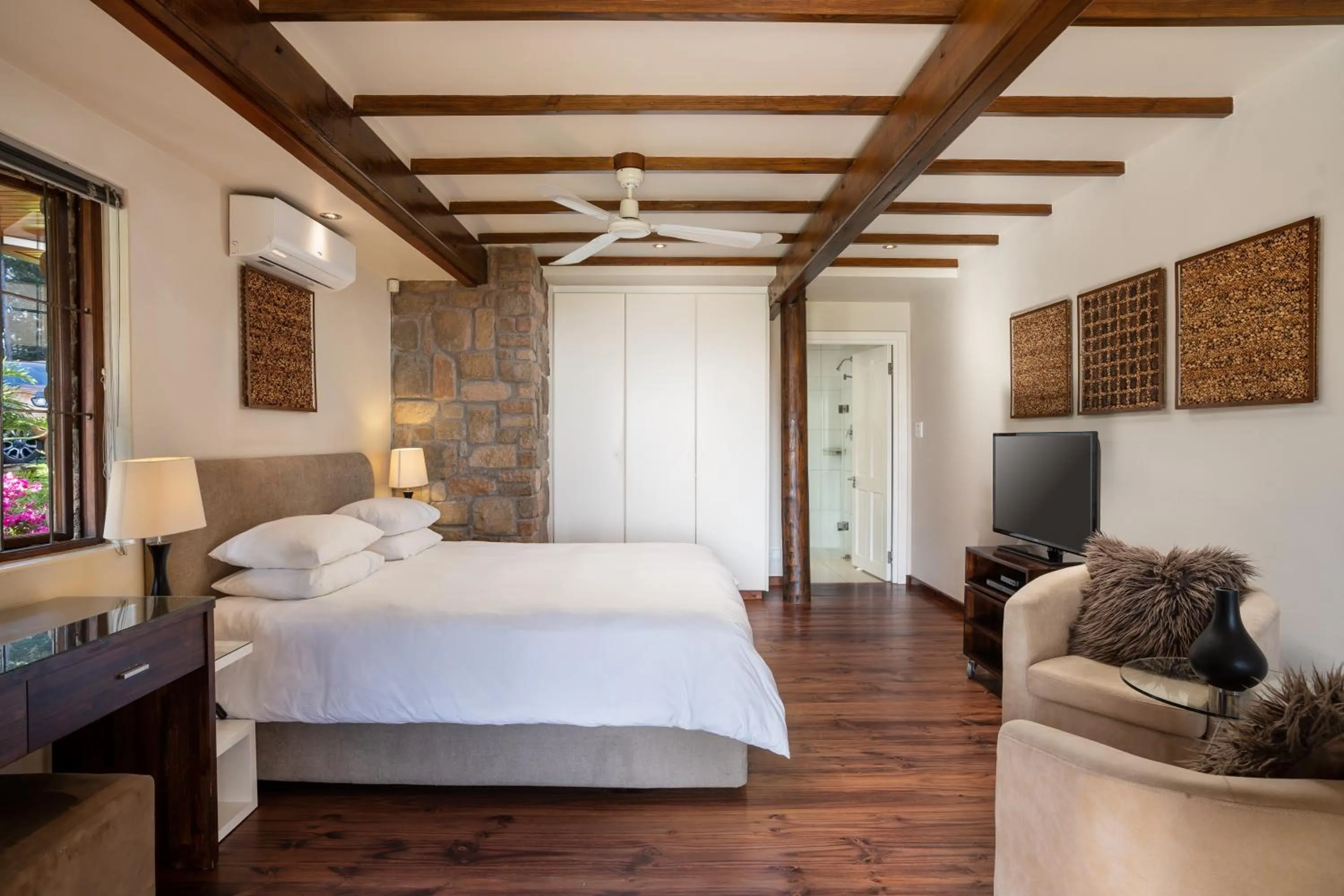 Bed in Lalapanzi Lodge