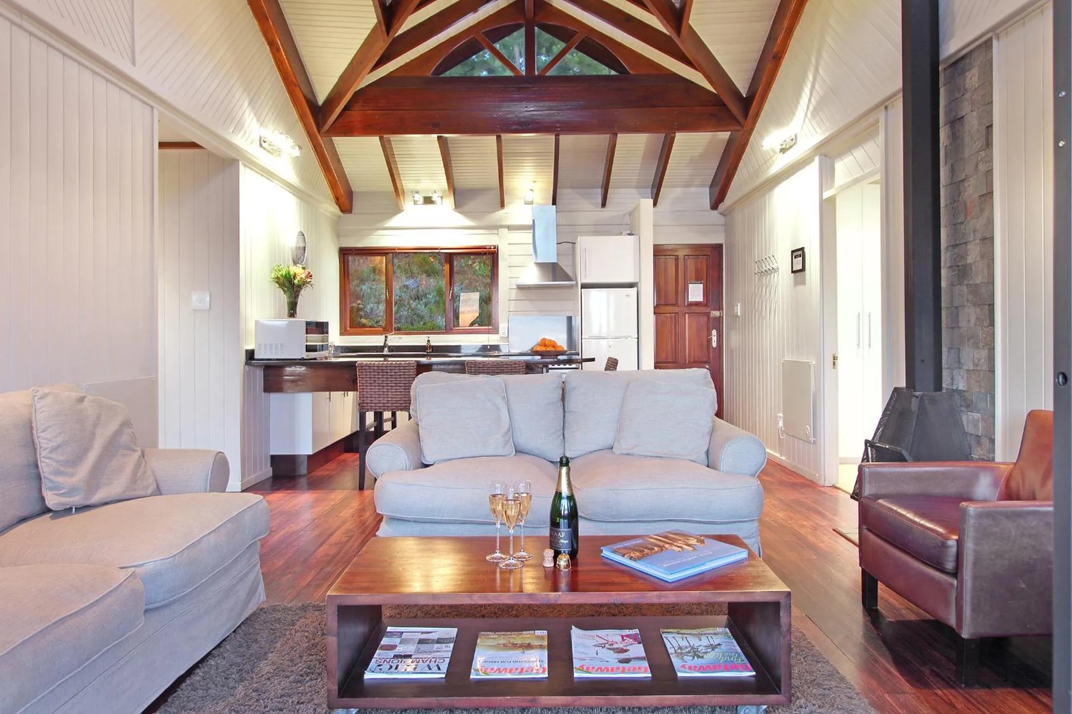 Kitchen or kitchenette in Lalapanzi Lodge