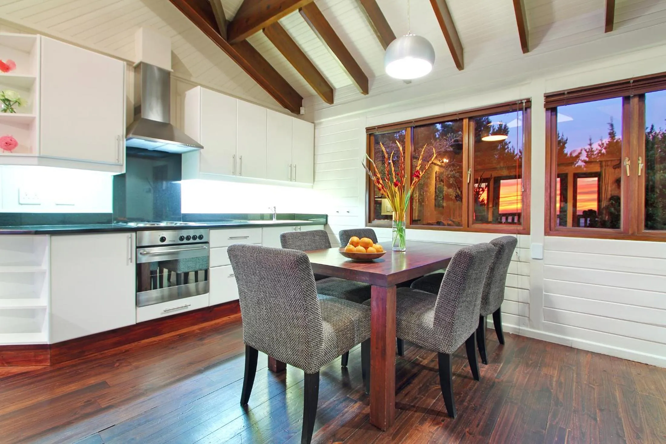 Kitchen or kitchenette in Lalapanzi Lodge
