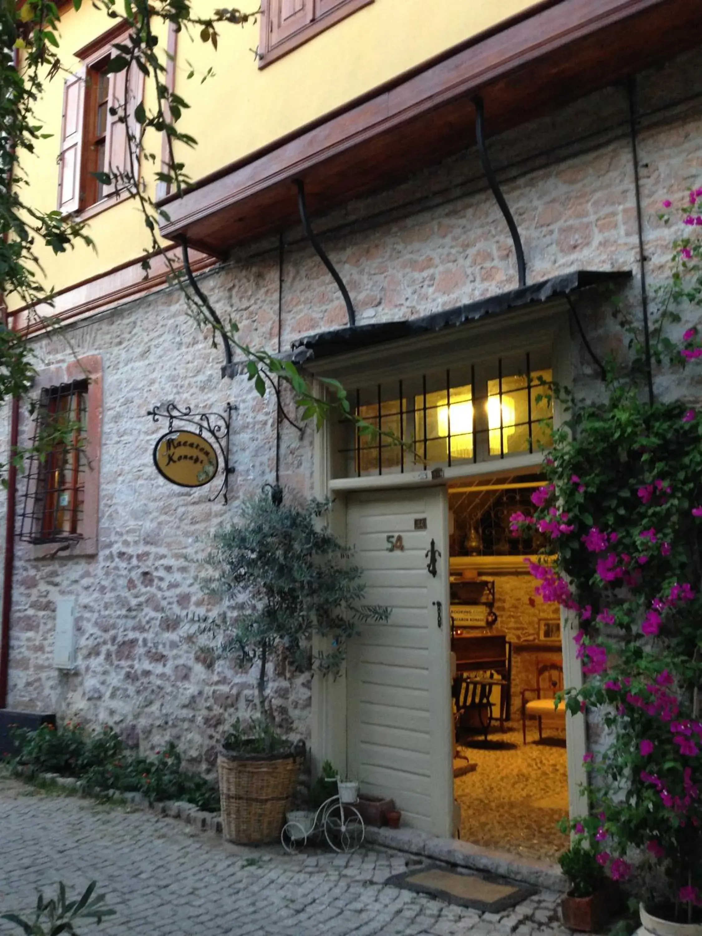 Facade/entrance in Macaron Konagi Facade/entrance in Macaron Konagi