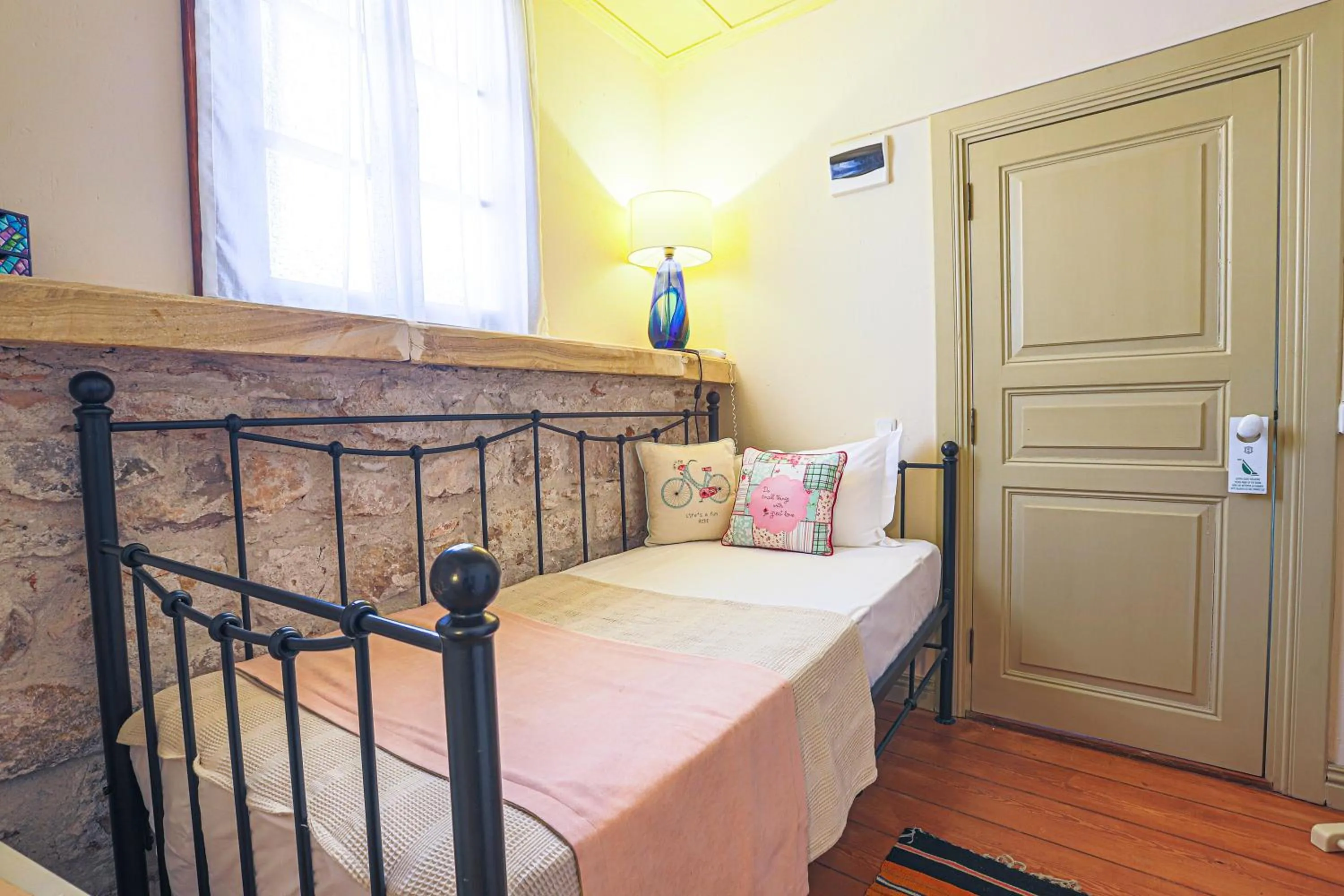 Bed in Macaron Konagi