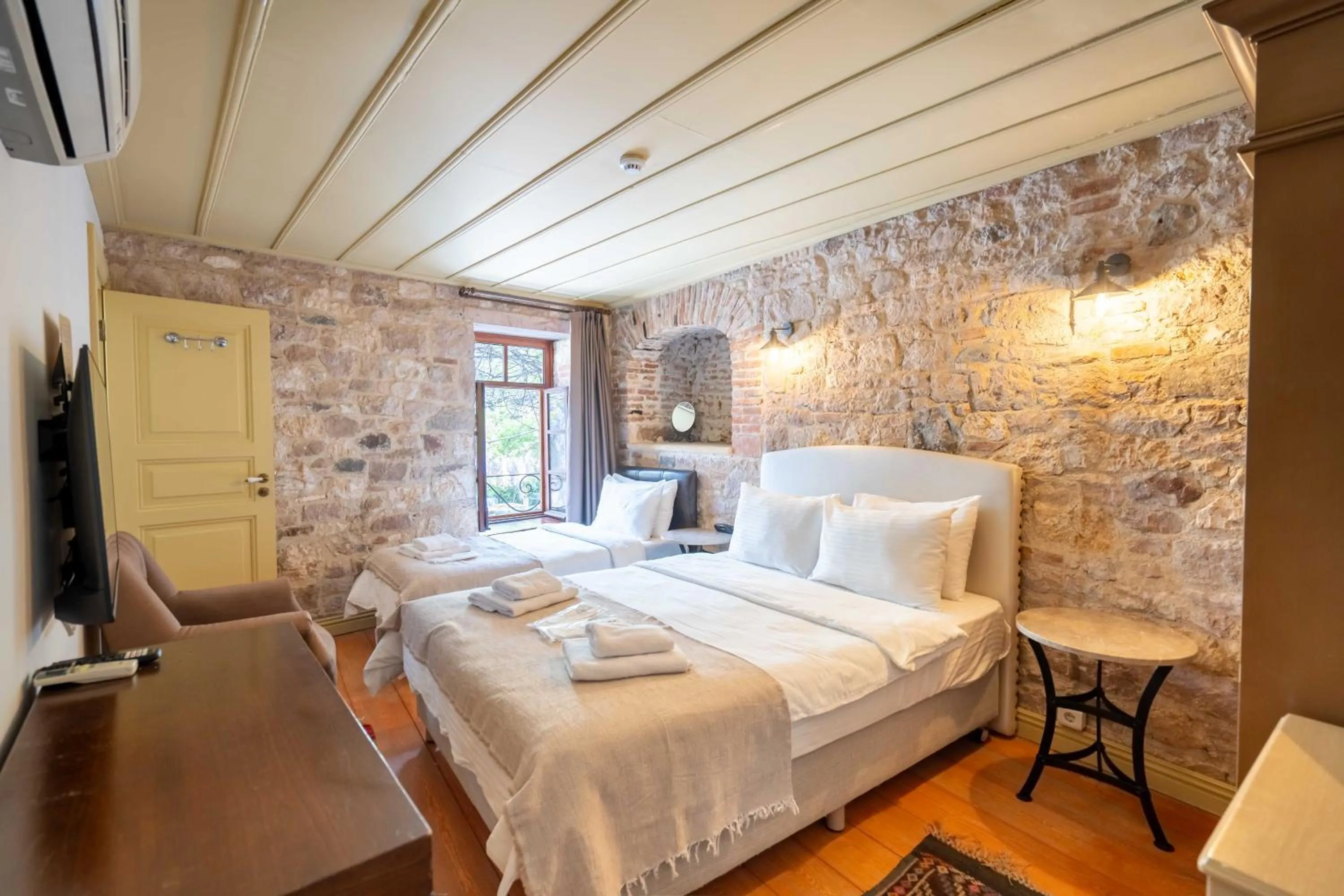 Bed in Macaron Konagi