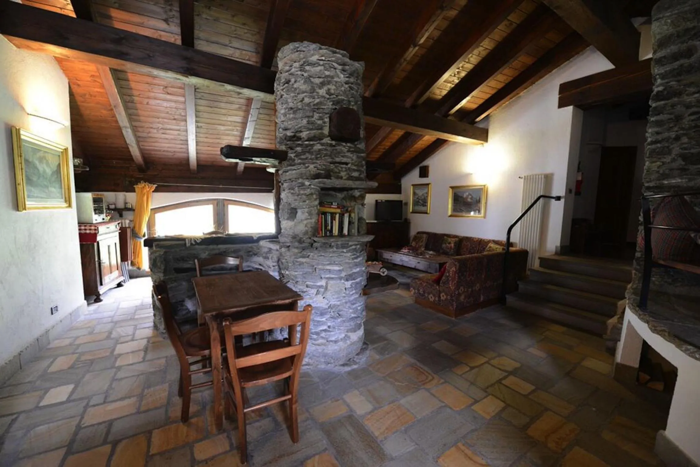 Communal lounge/ TV room in Hotel Baita Cretaz