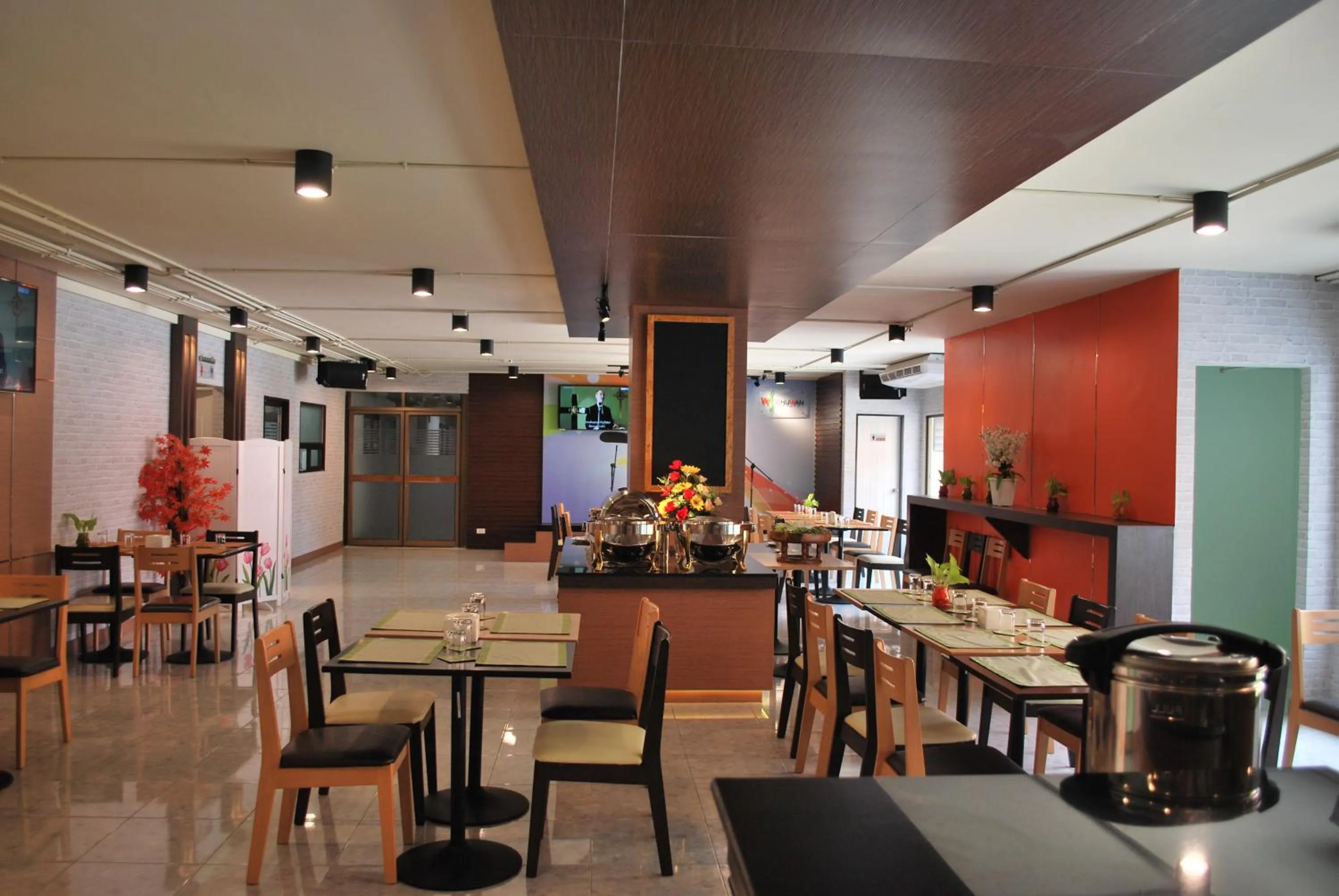 Restaurant/places to eat in Witchuwan Apartel