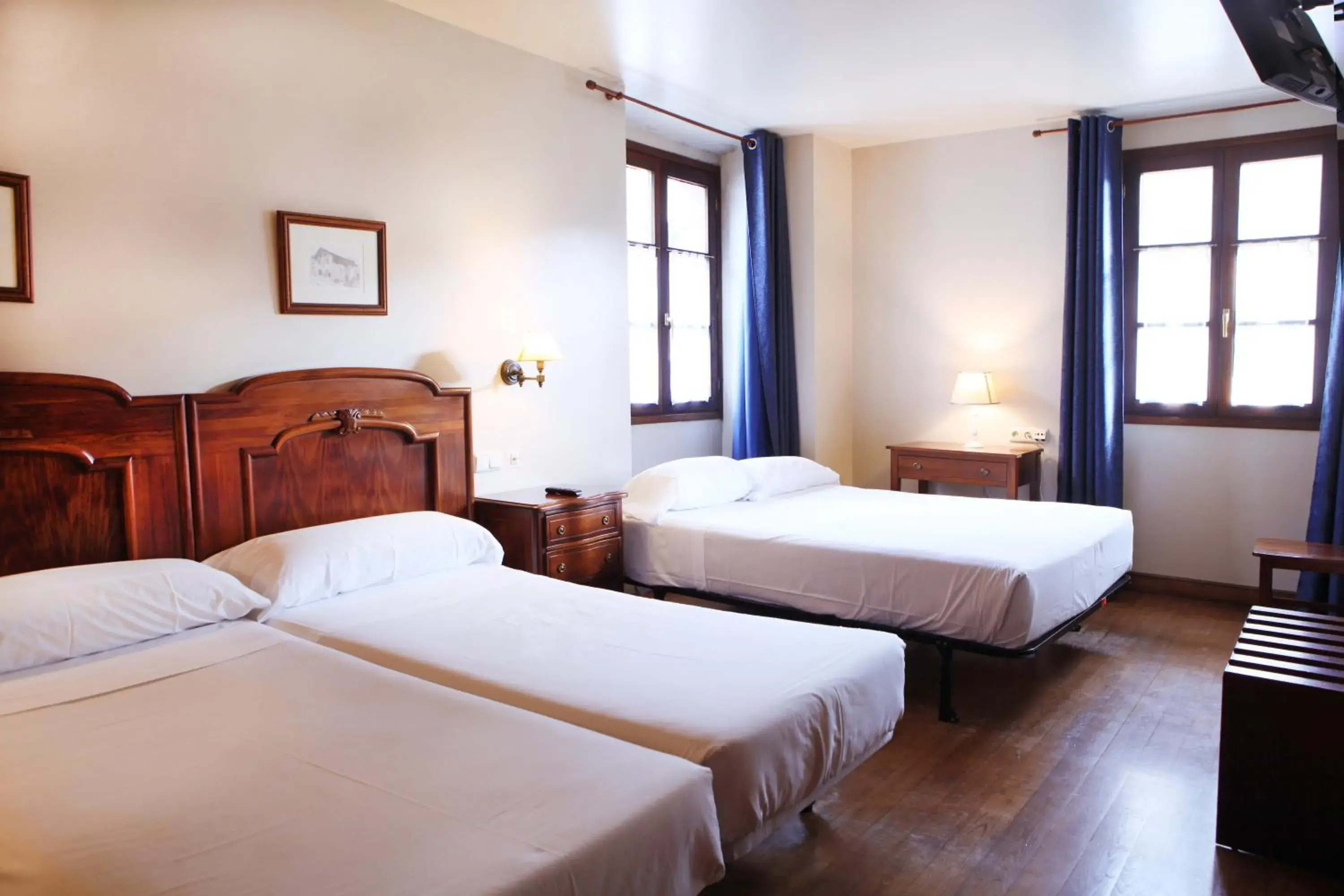 Triple Room in Hostal Antxitonea Triple Room in Hostal Antxitonea