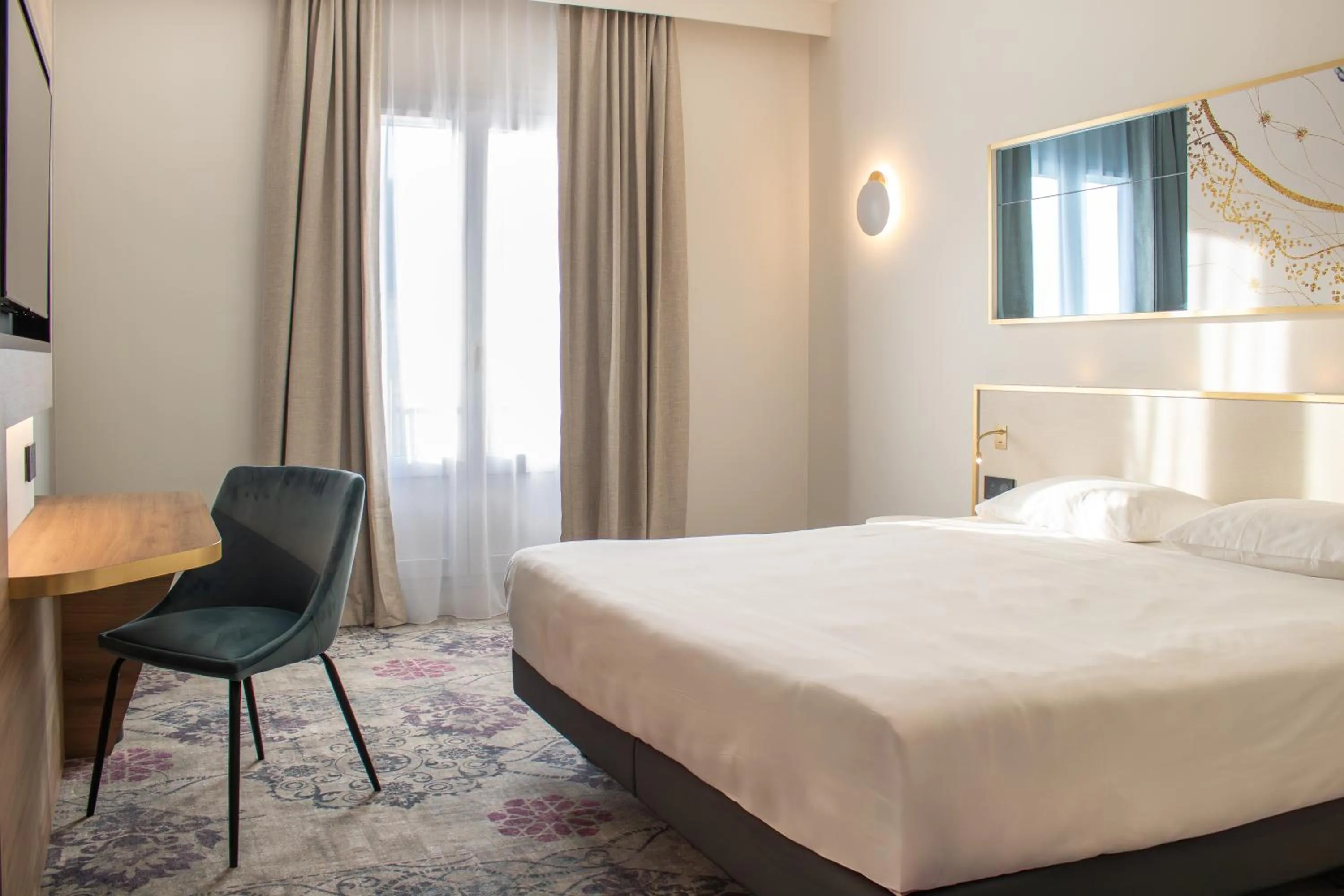 Bedroom, Bed in Brit Hotel Cahors - Le Valentré