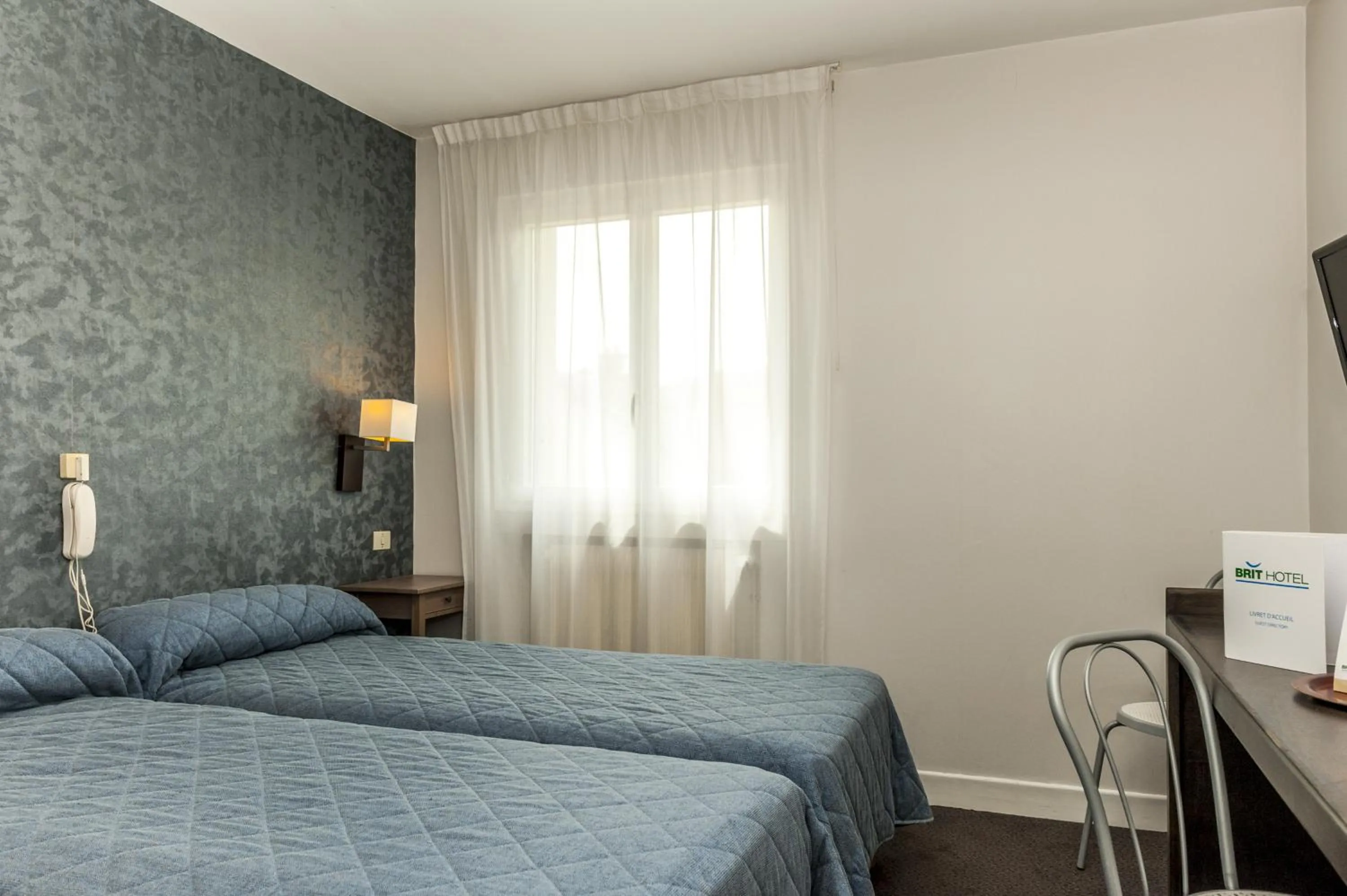 Bed in Brit Hotel Cahors - Le Valentré