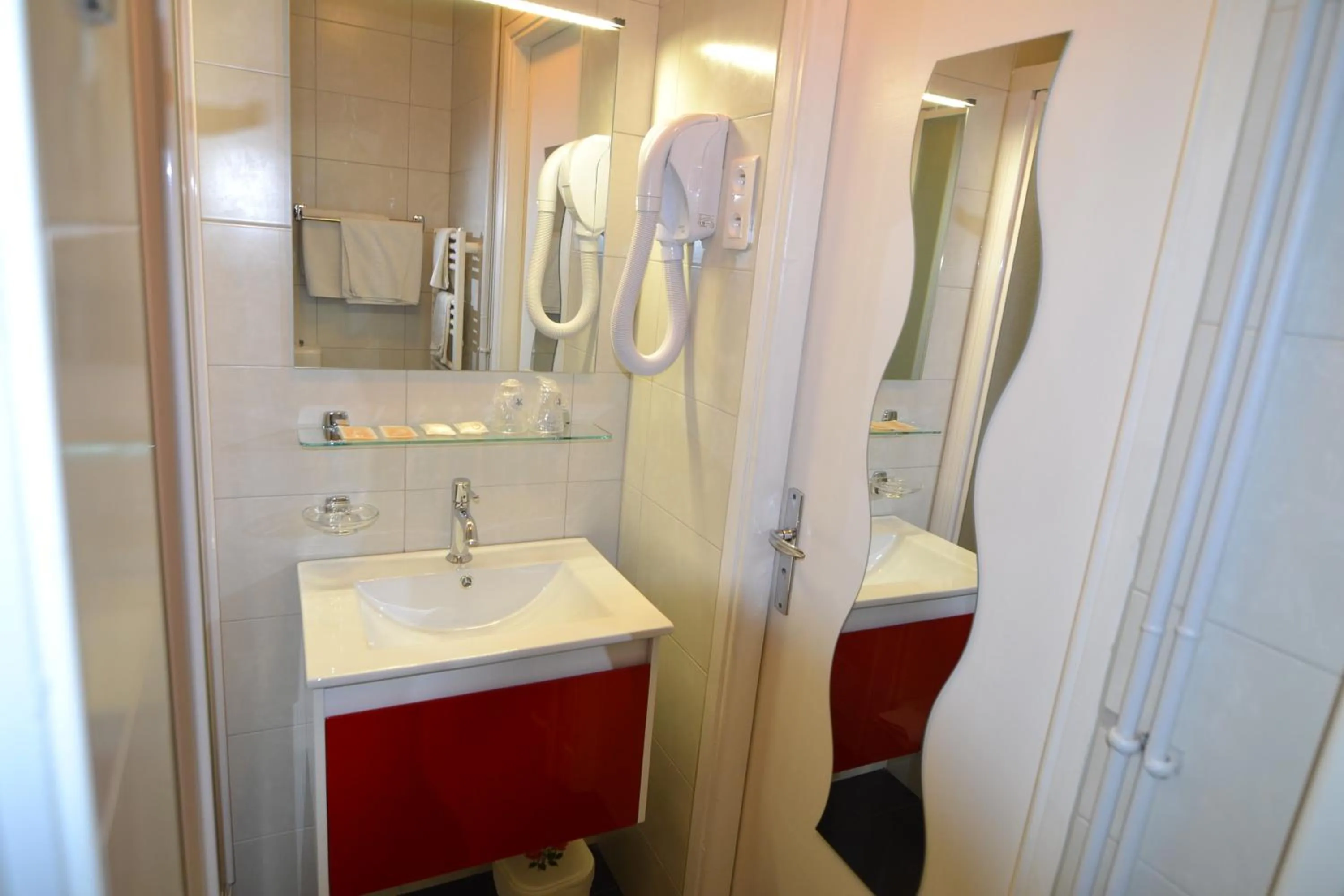 Bathroom in Brit Hotel Cahors - Le Valentré