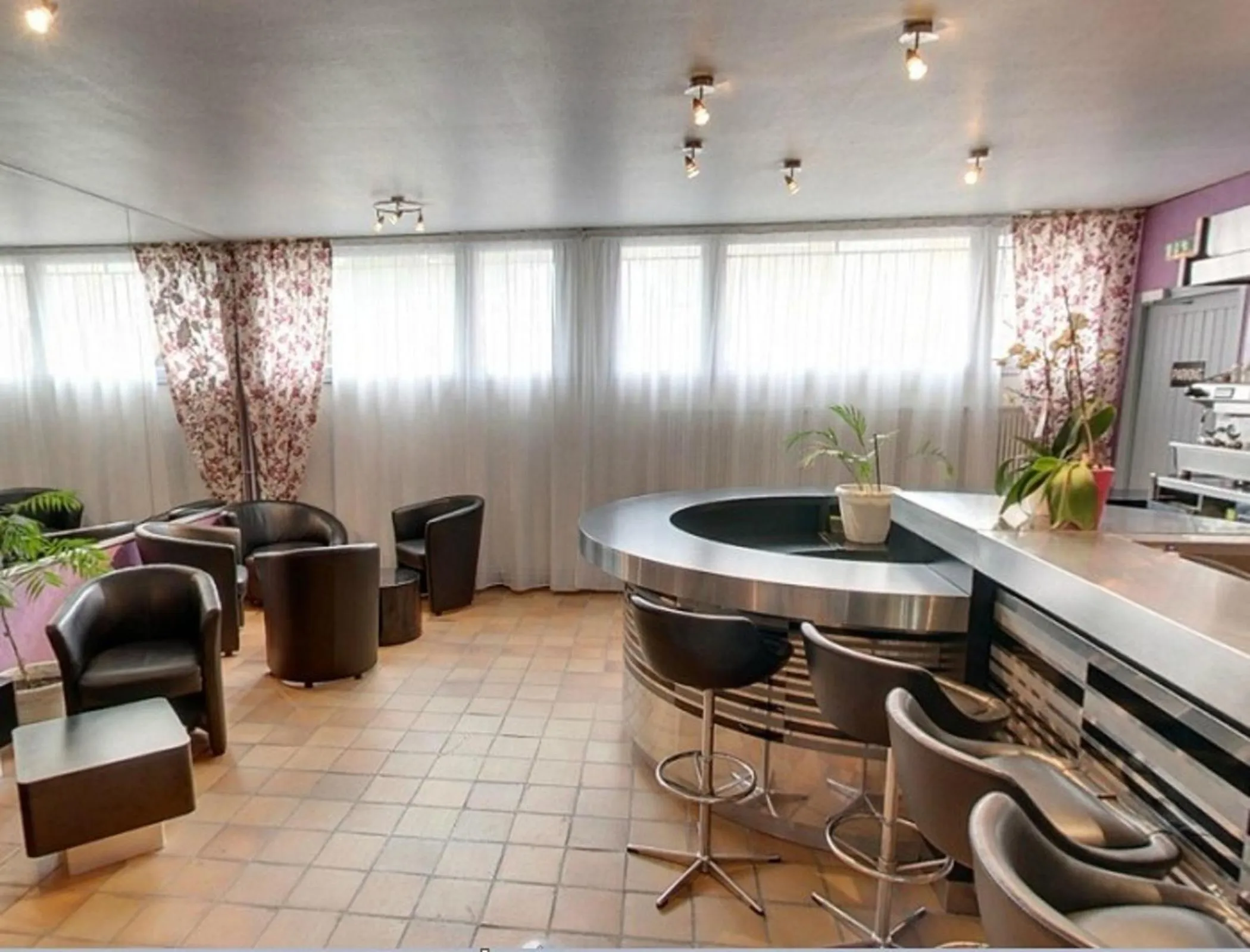 Lounge or bar in Brit Hotel Cahors - Le Valentré