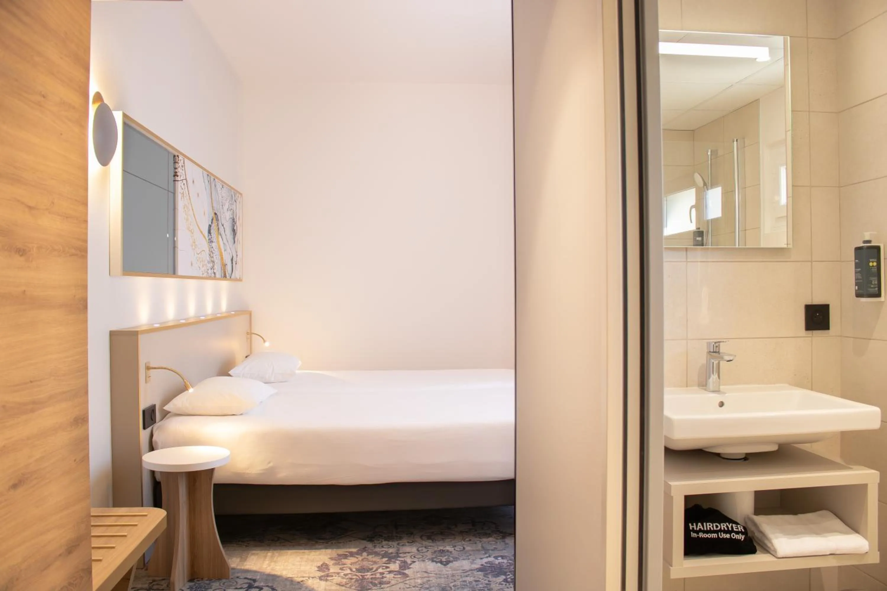 Bedroom, Bed in Brit Hotel Cahors - Le Valentré