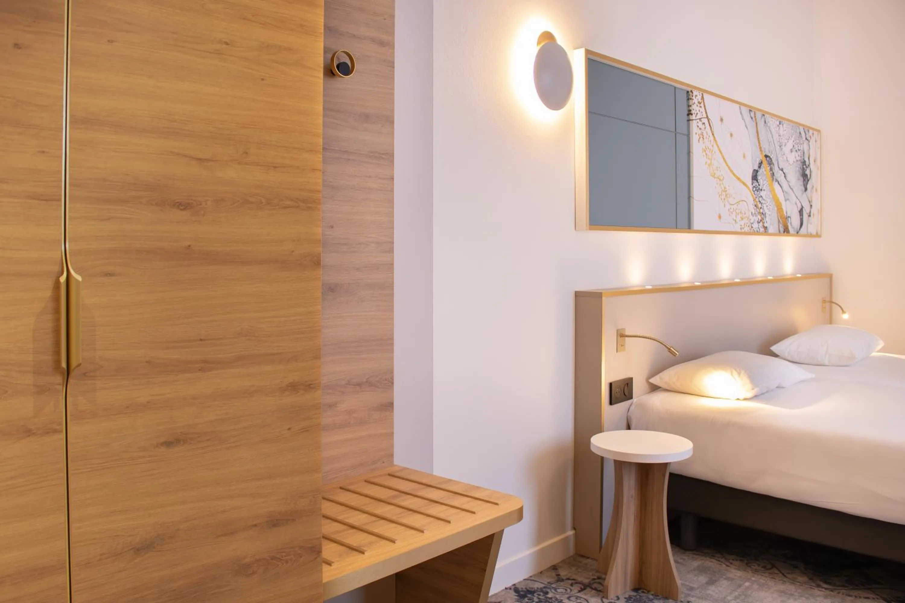 Bedroom, Bed in Brit Hotel Cahors - Le Valentré