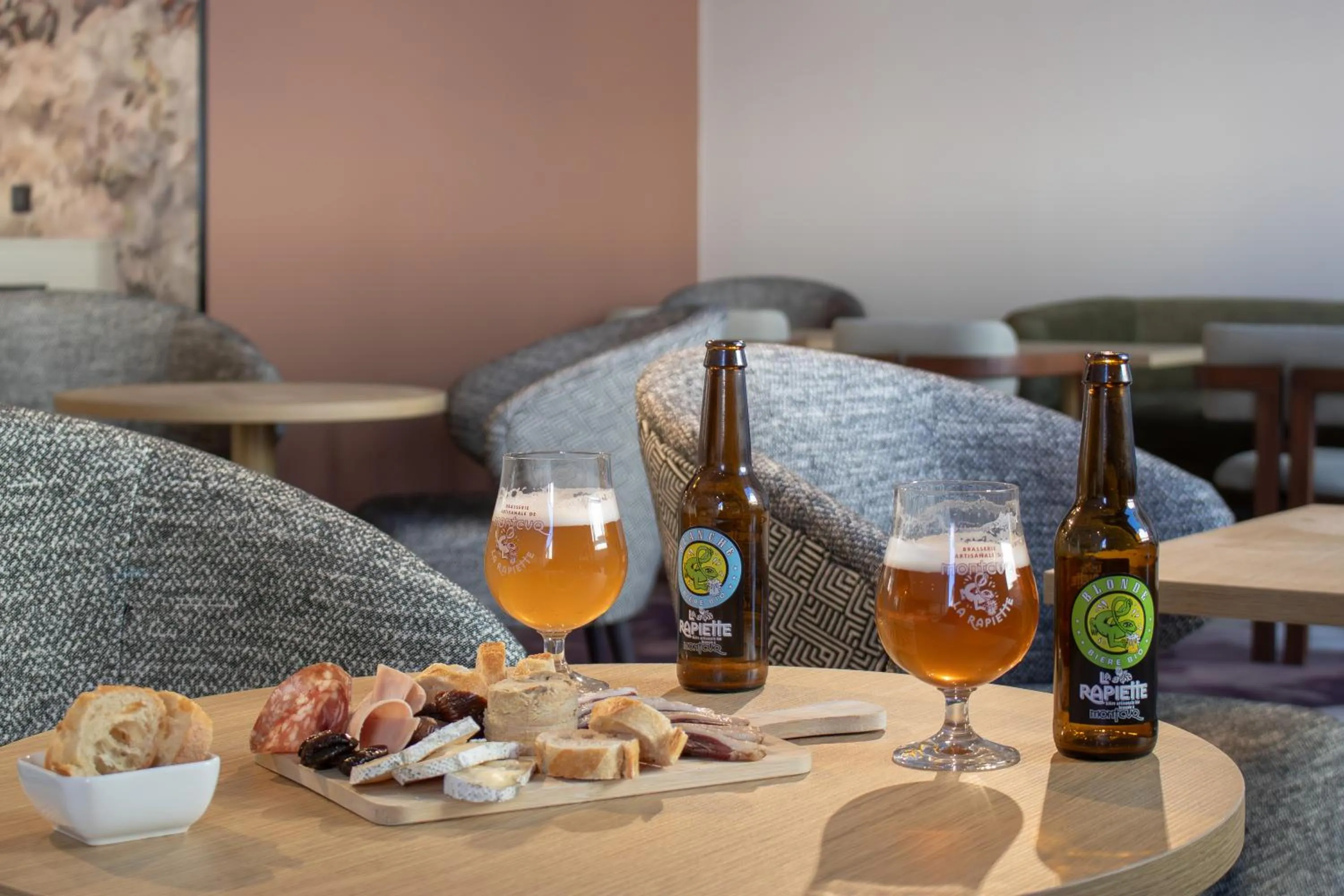 Living room in Brit Hotel Cahors - Le Valentré