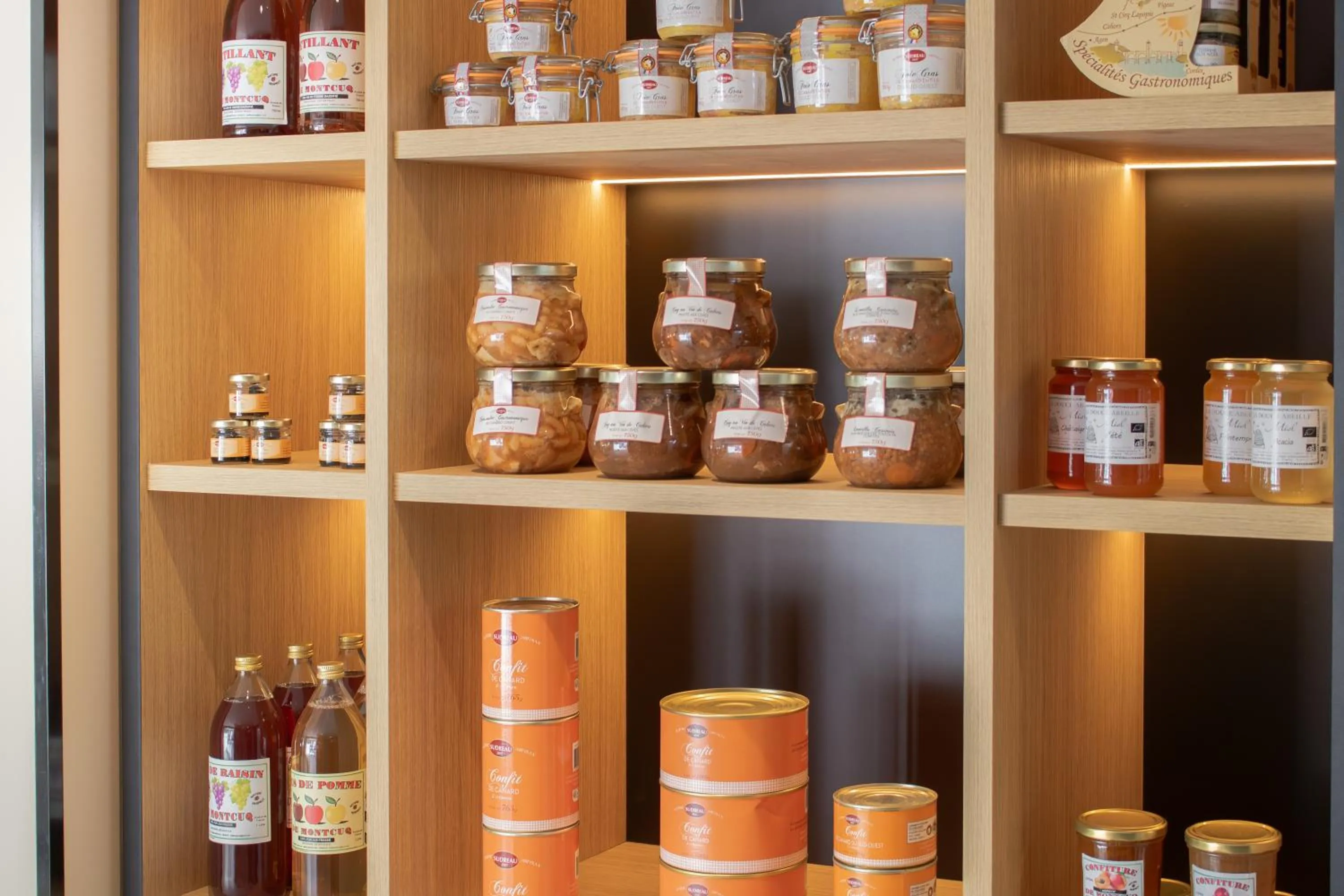 On-site shops in Brit Hotel Cahors - Le Valentré