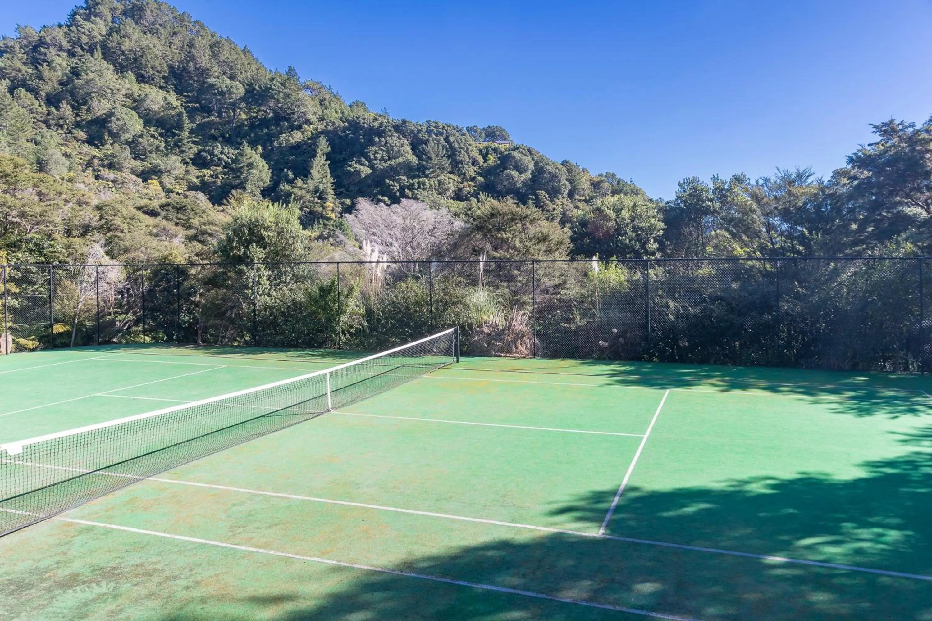Tennis court in Grand Mercure Puka Park Resort