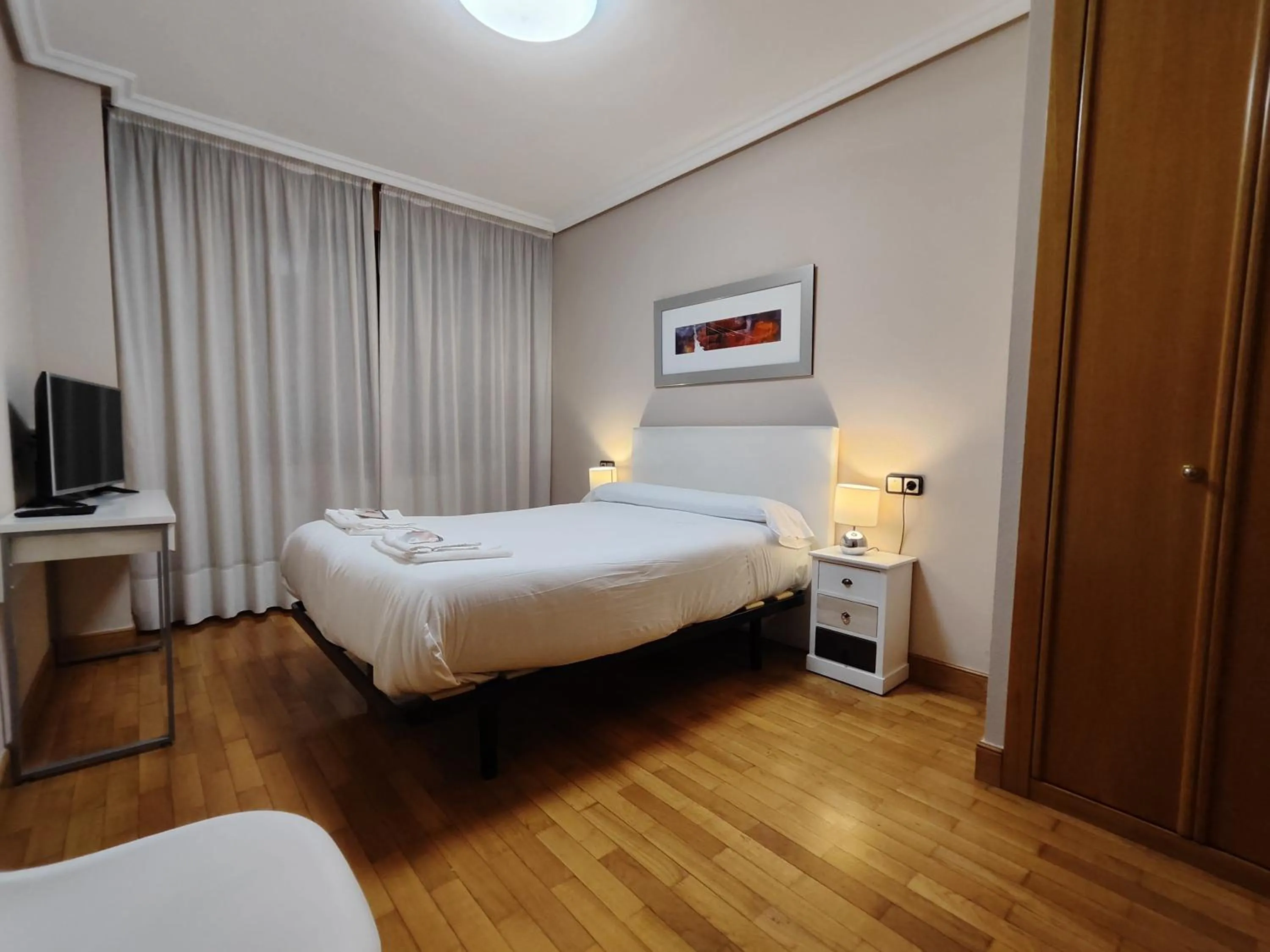 Property building, Bed in Gestión de Alojamientos Apartments