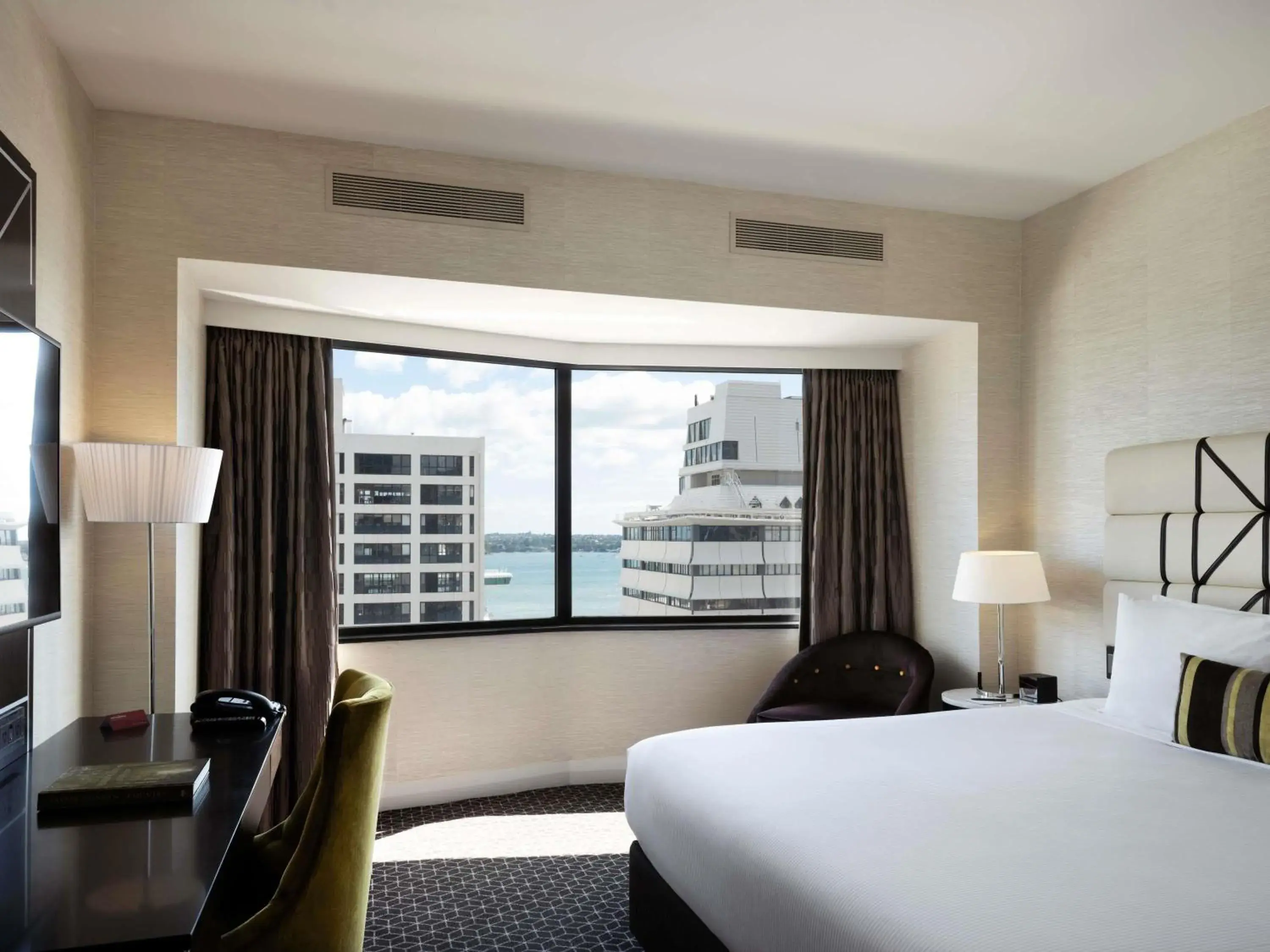 Bedroom, Bed in Mövenpick Hotel Auckland Bedroom, Bed in Mövenpick Hotel Auckland