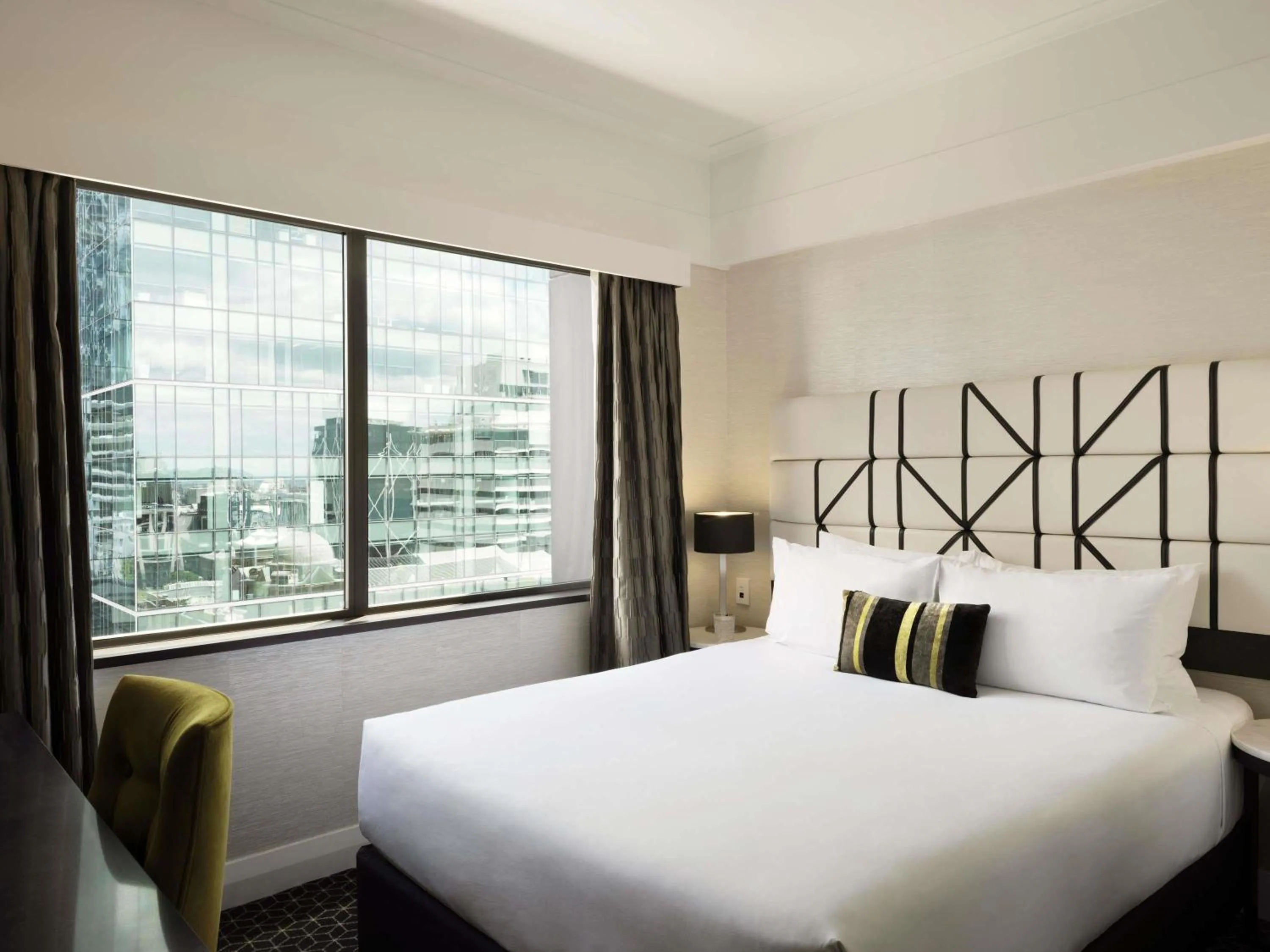 Bedroom, Bed in Mövenpick Hotel Auckland