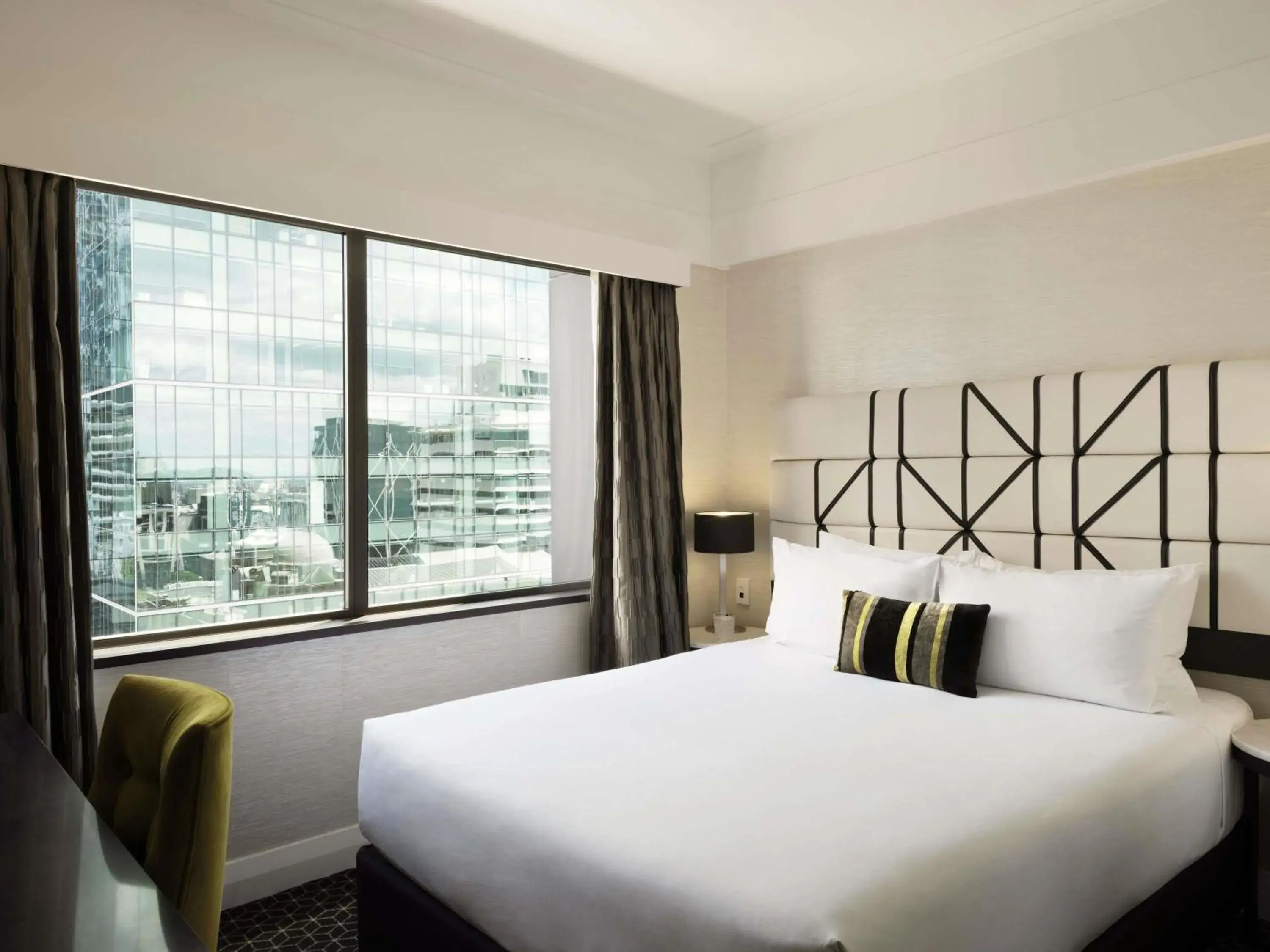 Bedroom, Bed in Mövenpick Hotel Auckland Bedroom, Bed in Mövenpick Hotel Auckland