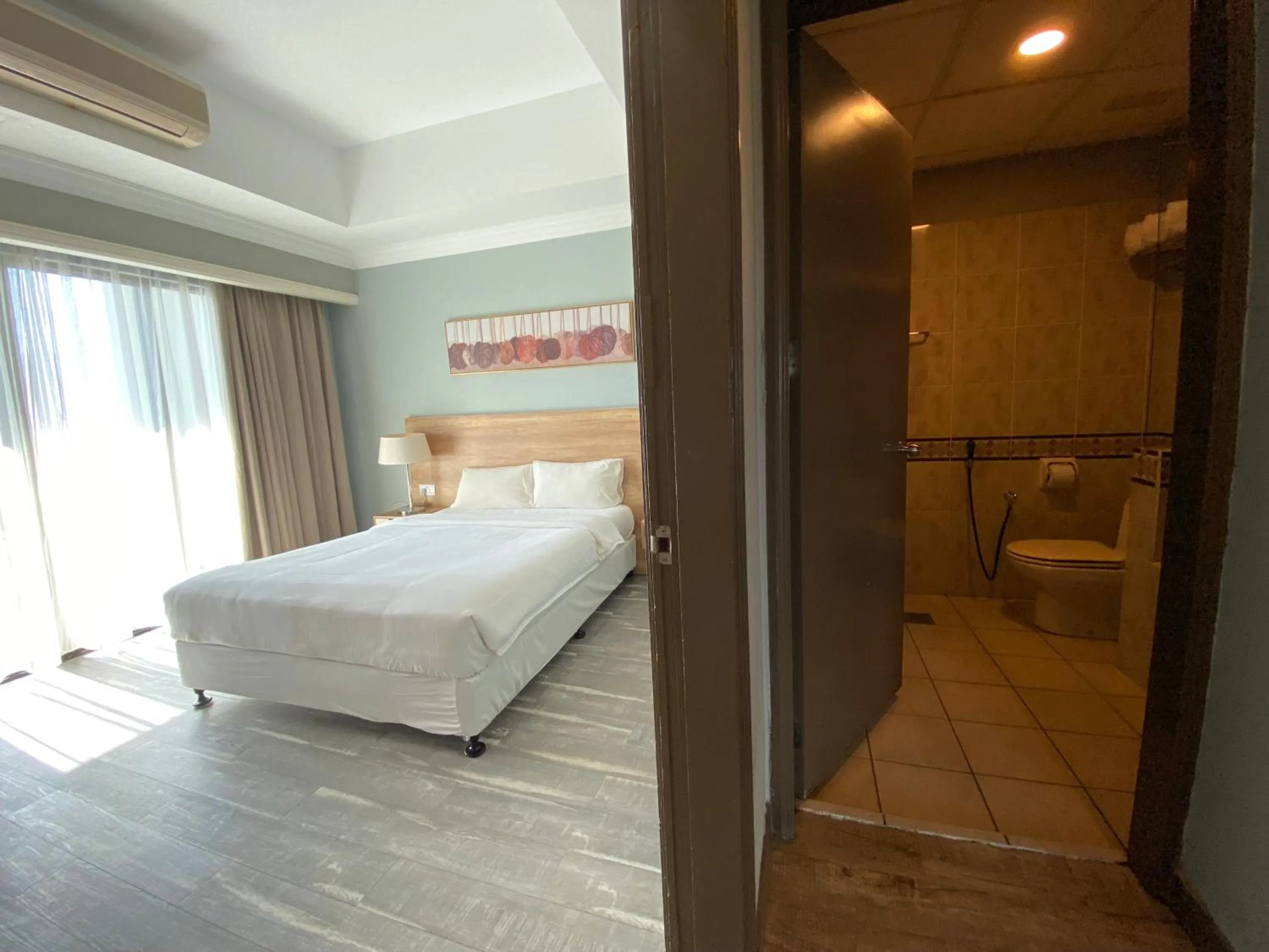 Bathroom, Bed in The Lanes Hotel