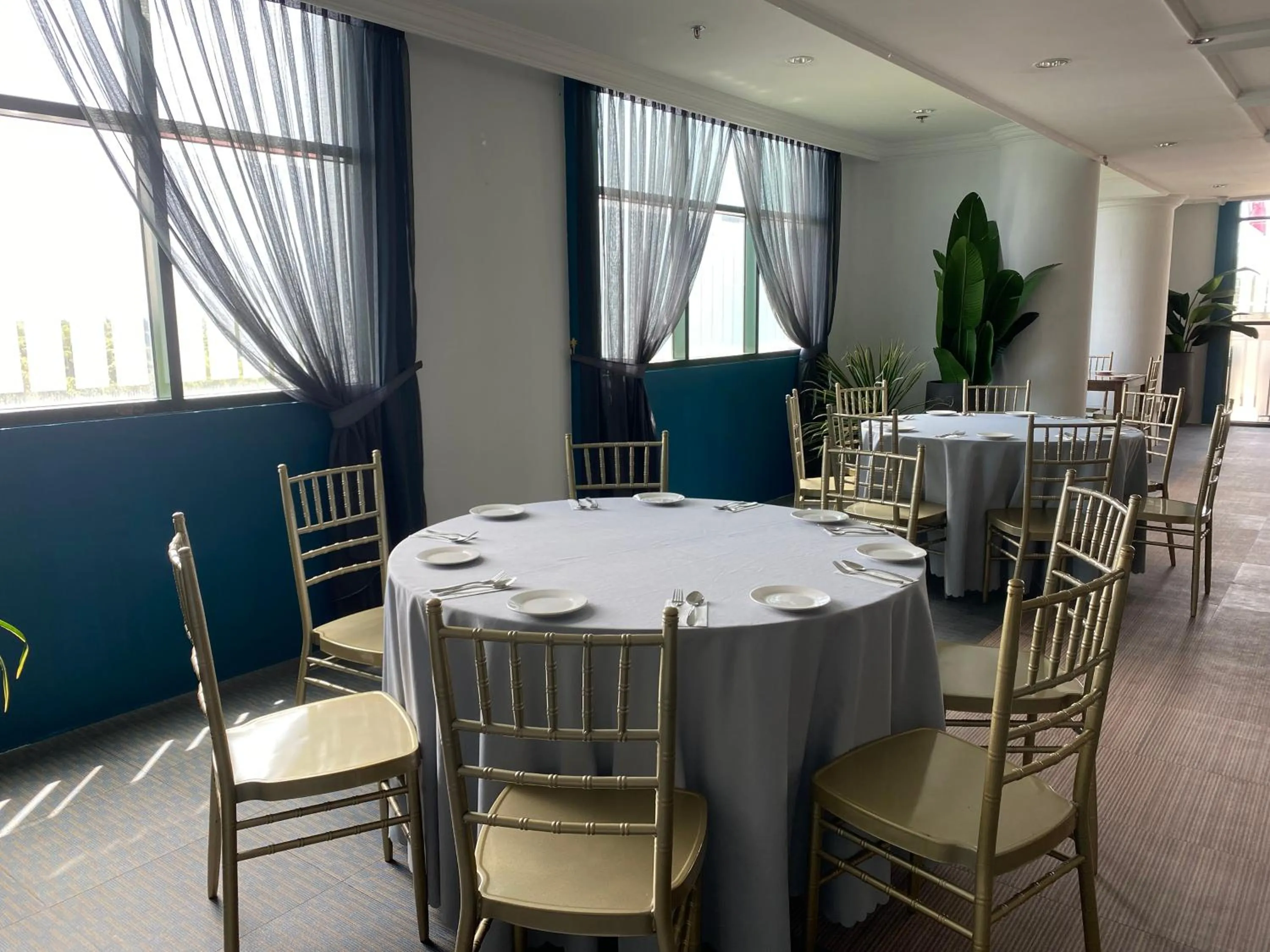 Restaurant/places to eat in The Lanes Hotel