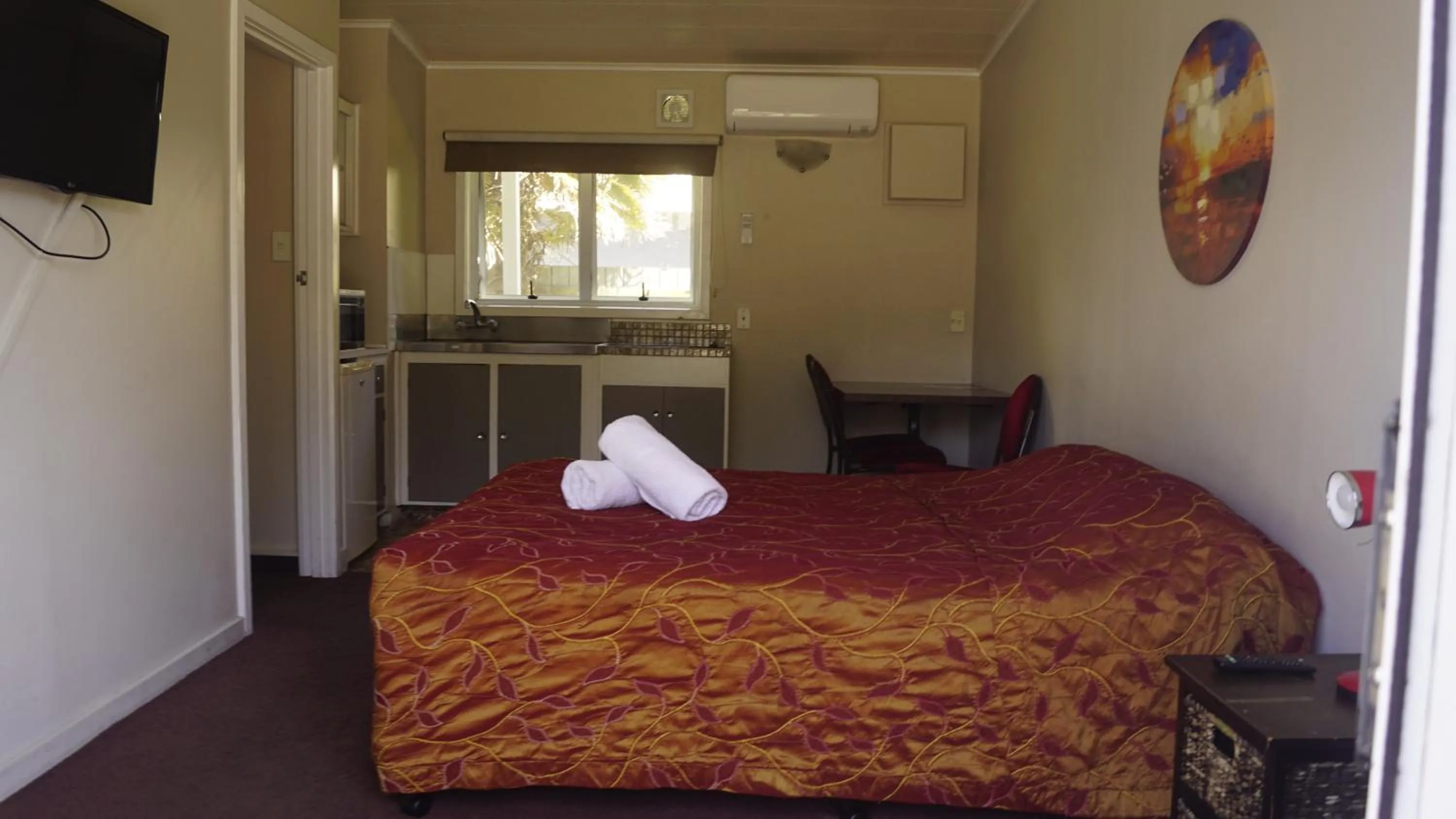 Bed in Apple Motor Inn