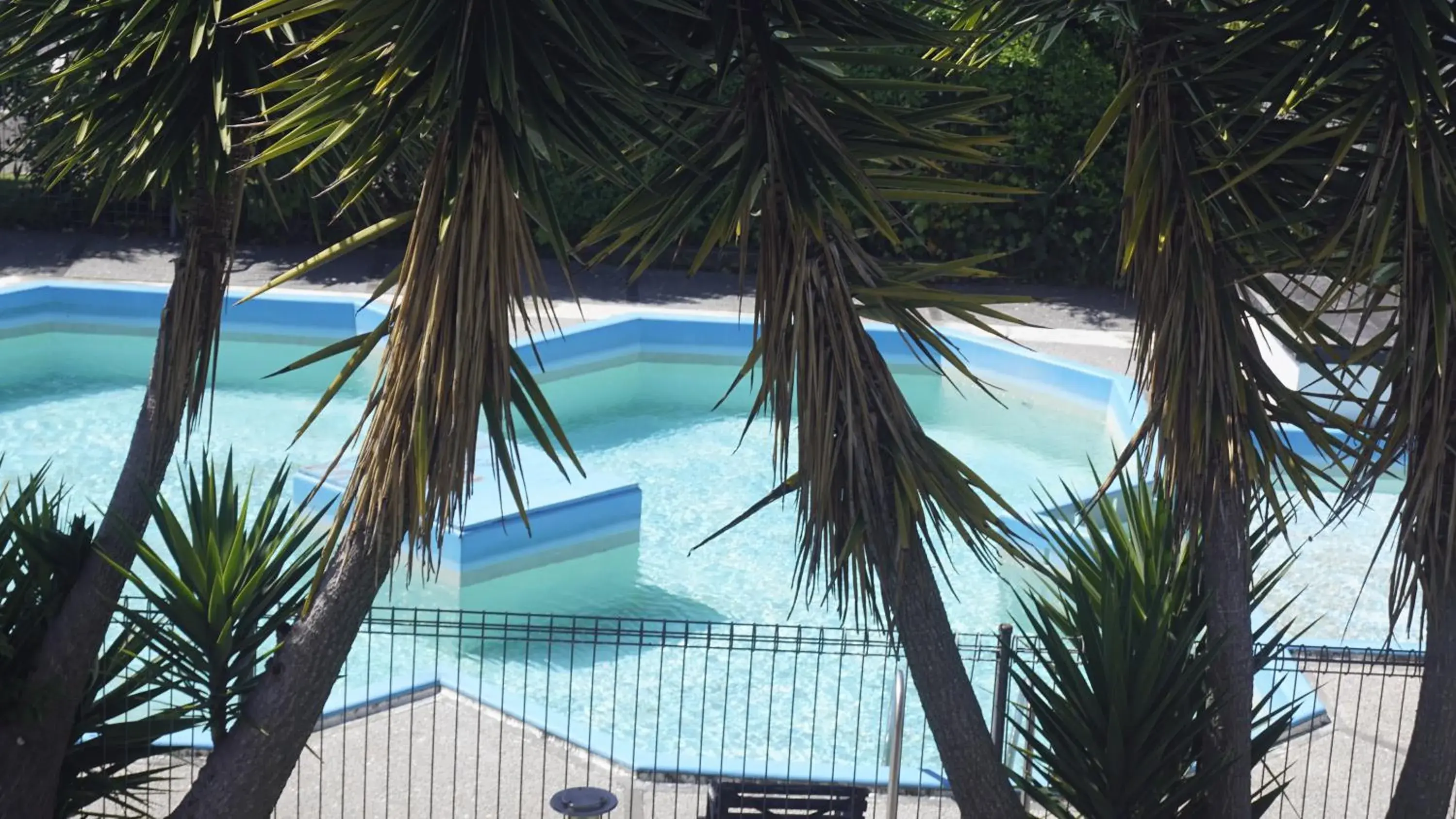 Pool view in Apple Motor Inn Pool view in Apple Motor Inn