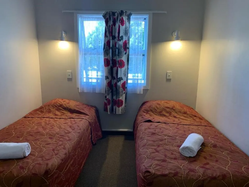 Bed in Apple Motor Inn