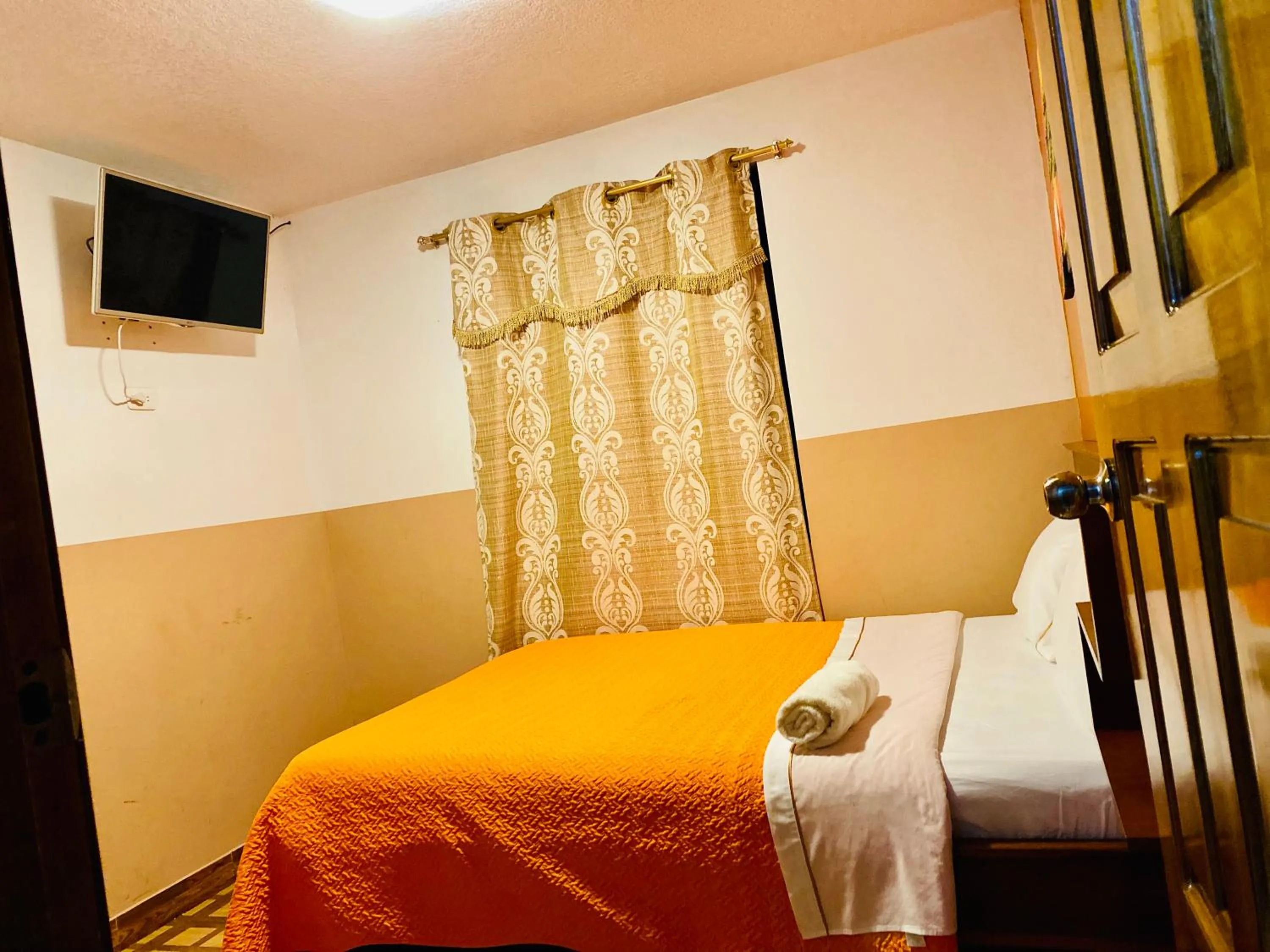 TV and multimedia, Bed in Hostal Alpachaca - New Quito Airport
