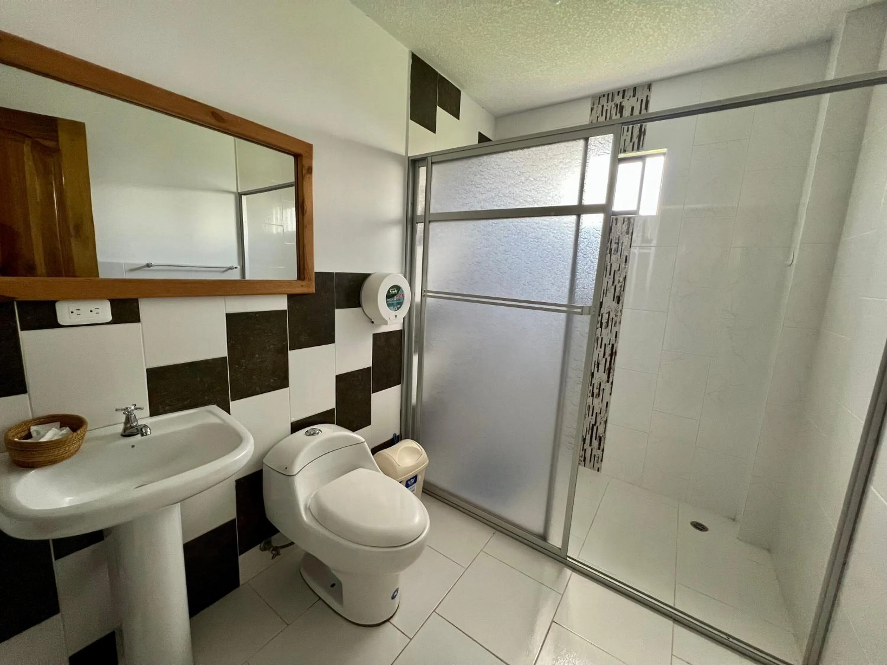 Shower in Hostal Alpachaca - New Quito Airport