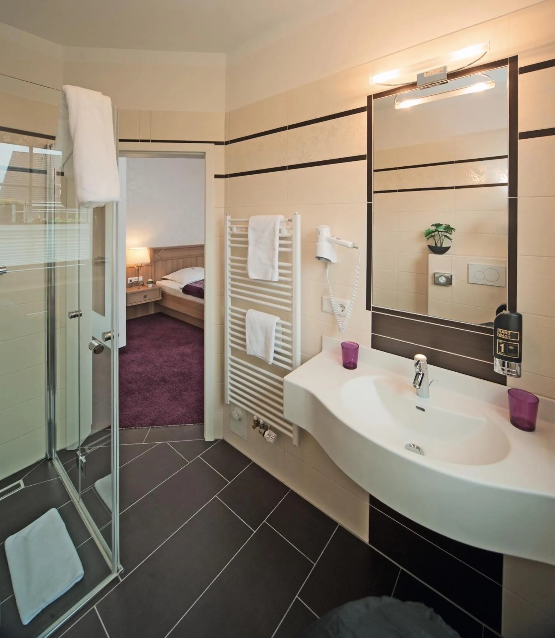 Shower, Bed in Hotel Restaurant Zum Heidekrug