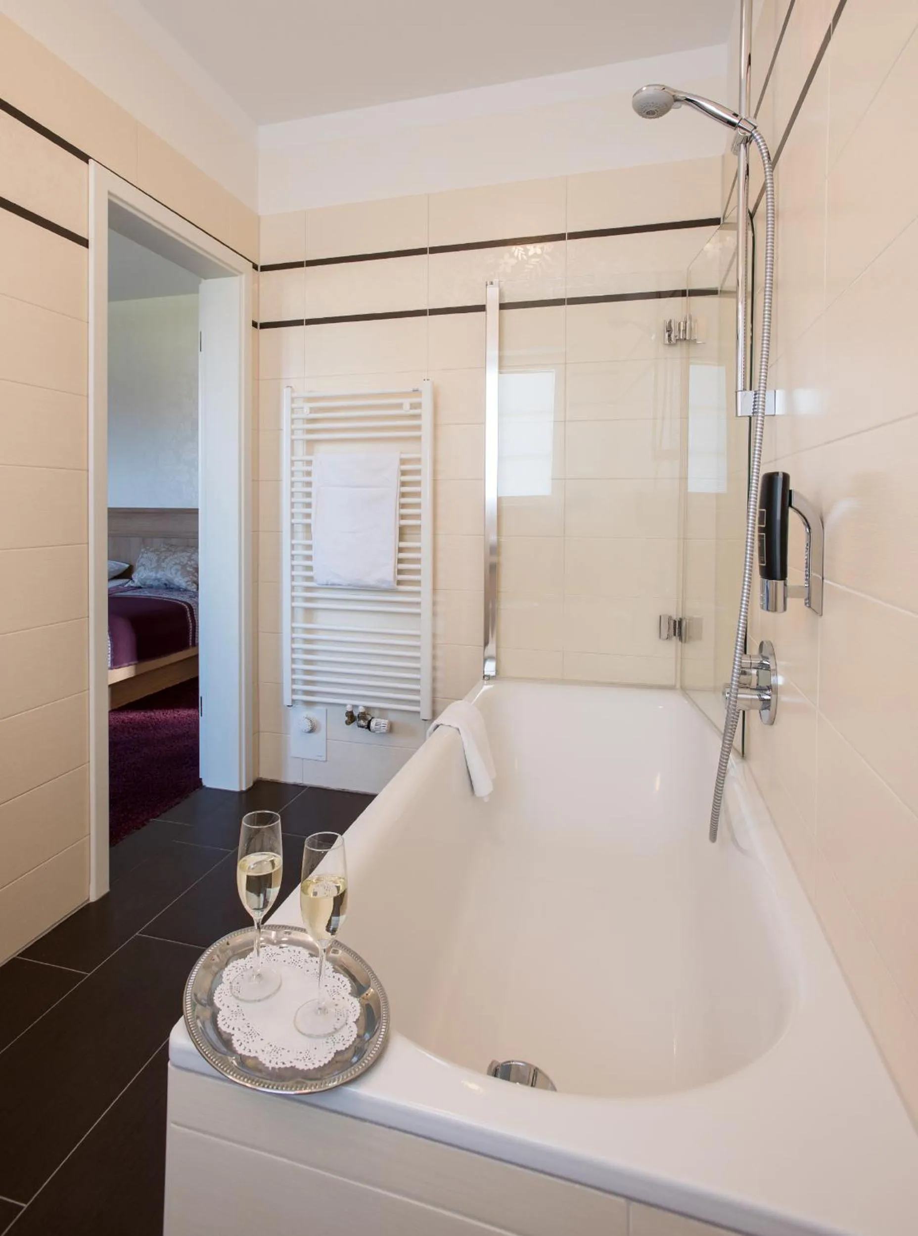 Bathroom, Bed in Hotel Restaurant Zum Heidekrug