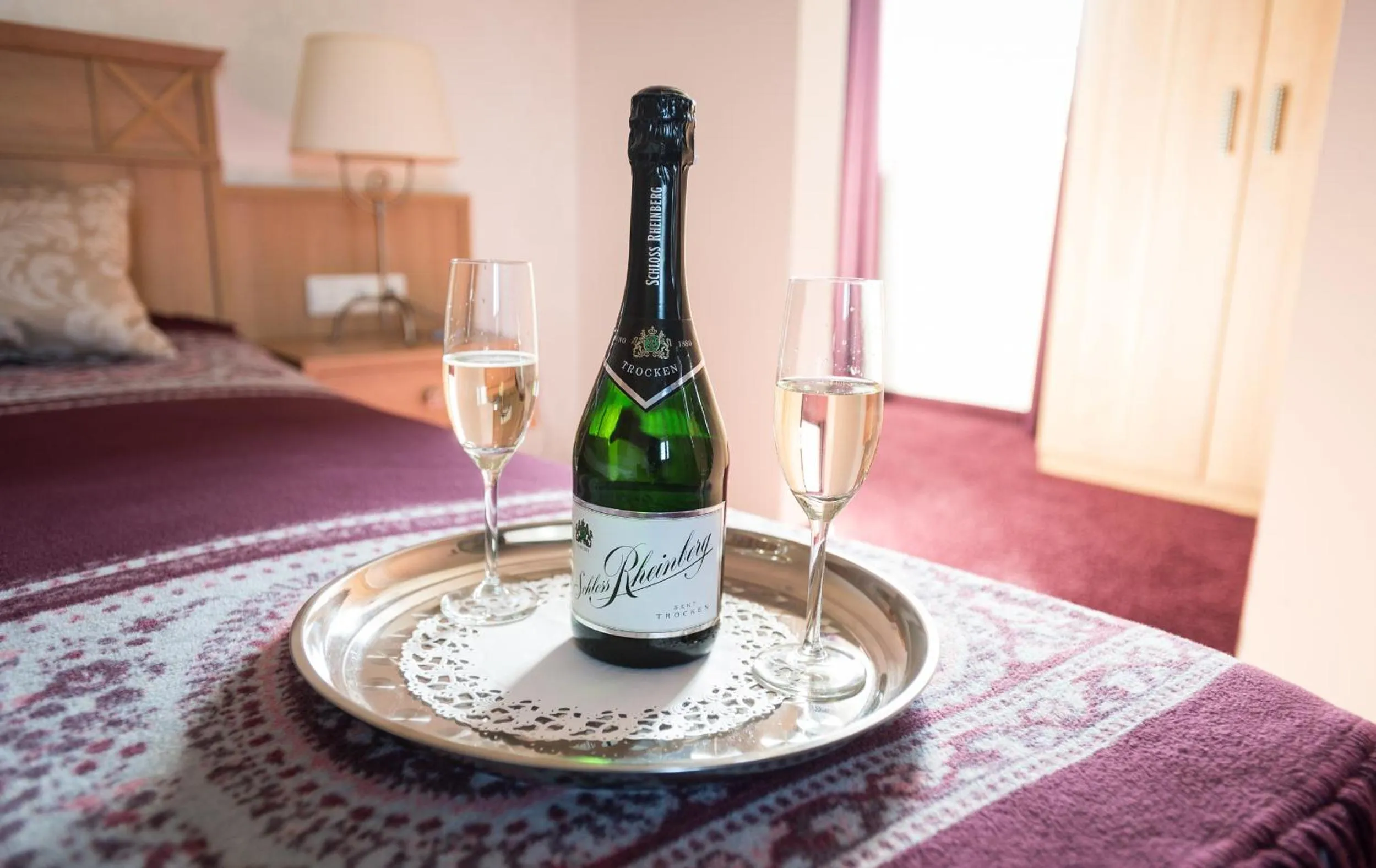 Alcoholic drinks, Bed in Hotel Restaurant Zum Heidekrug