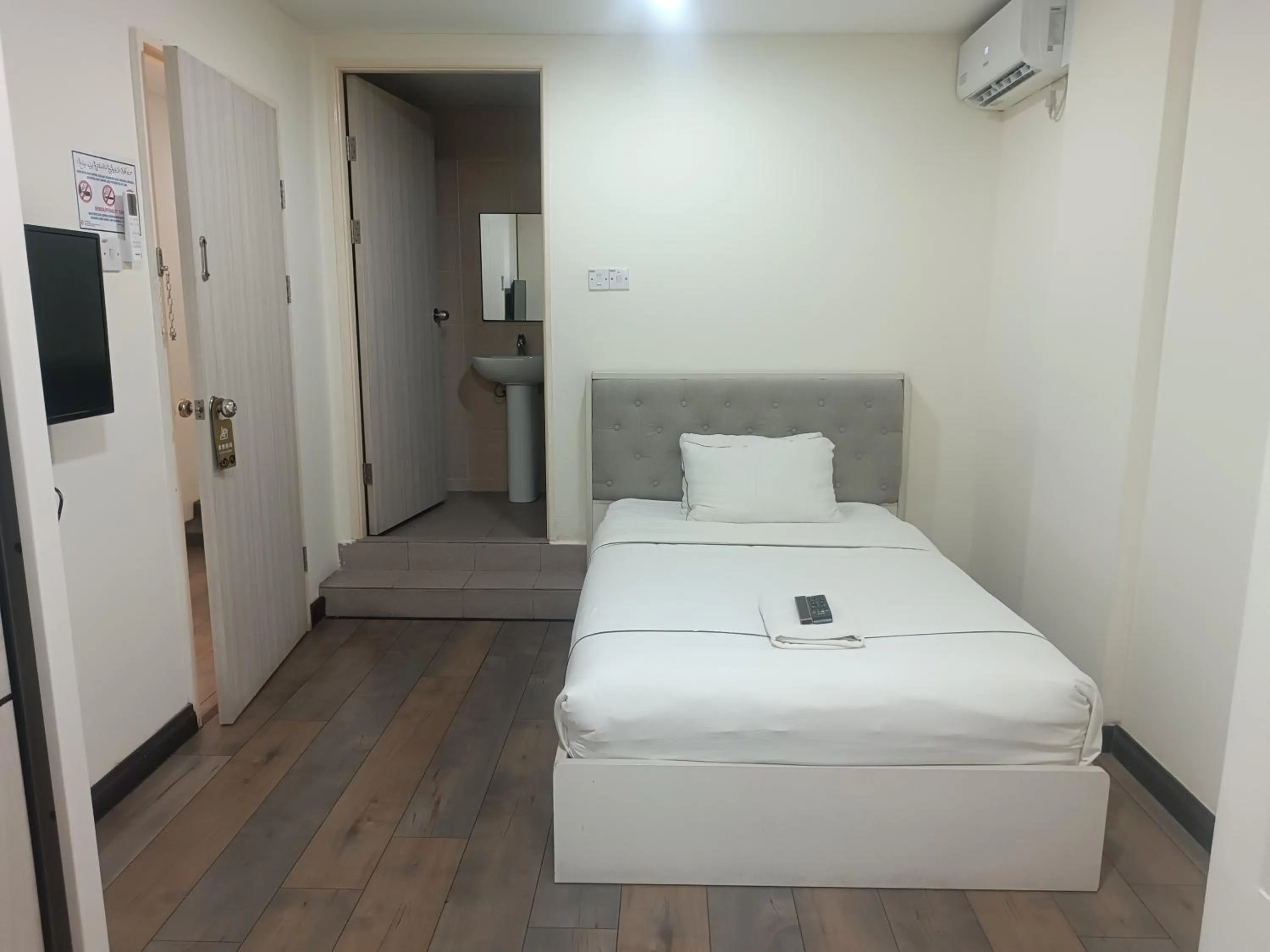 Photo of the whole room, Bed in Higher Hotel