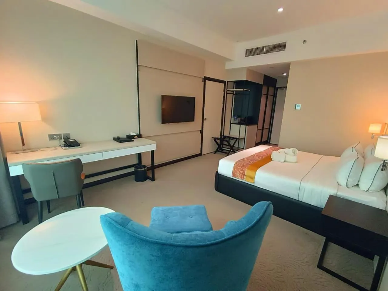 Photo of the whole room, Bed in Higher Hotel