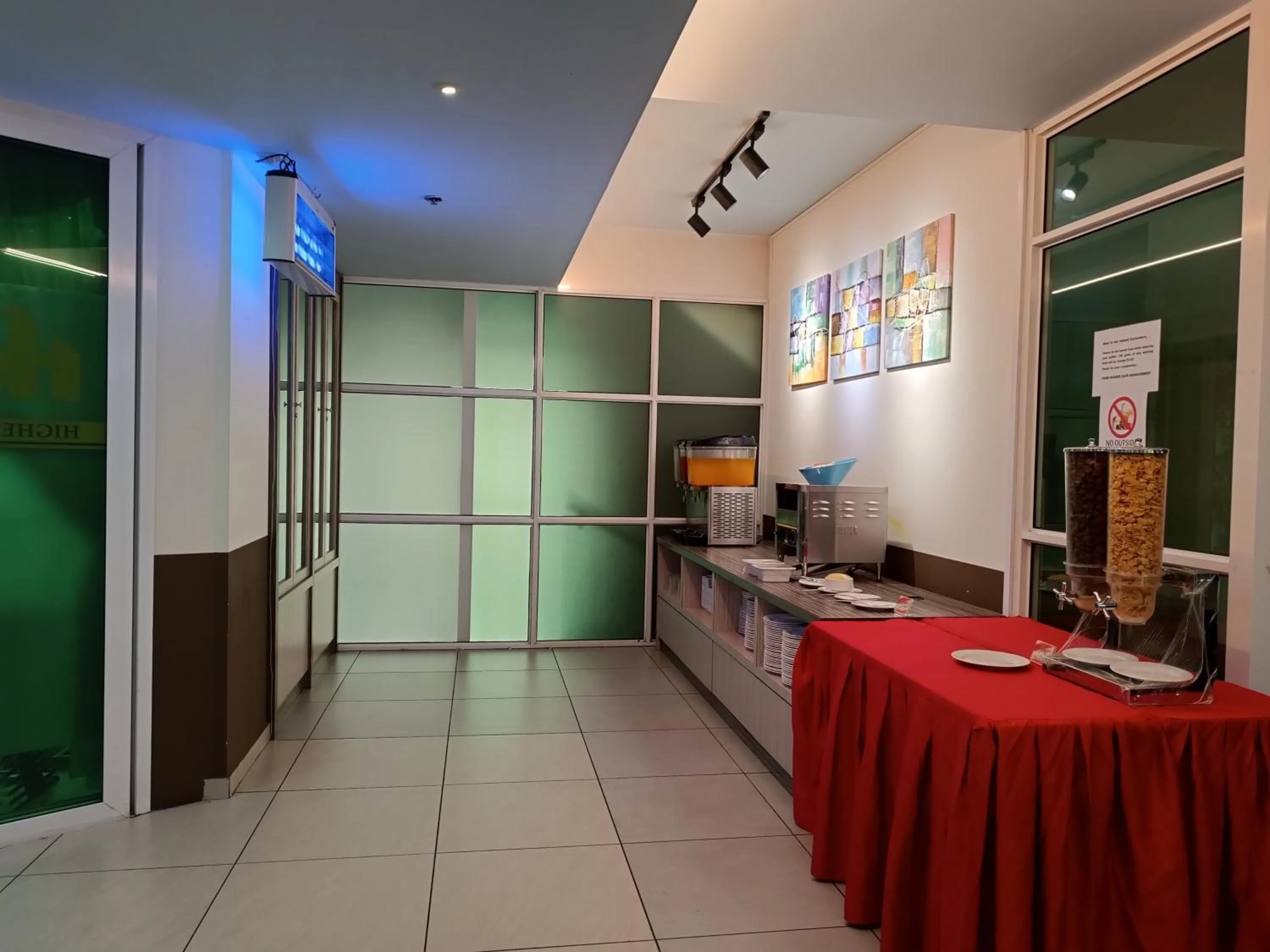 Restaurant/places to eat in Higher Hotel