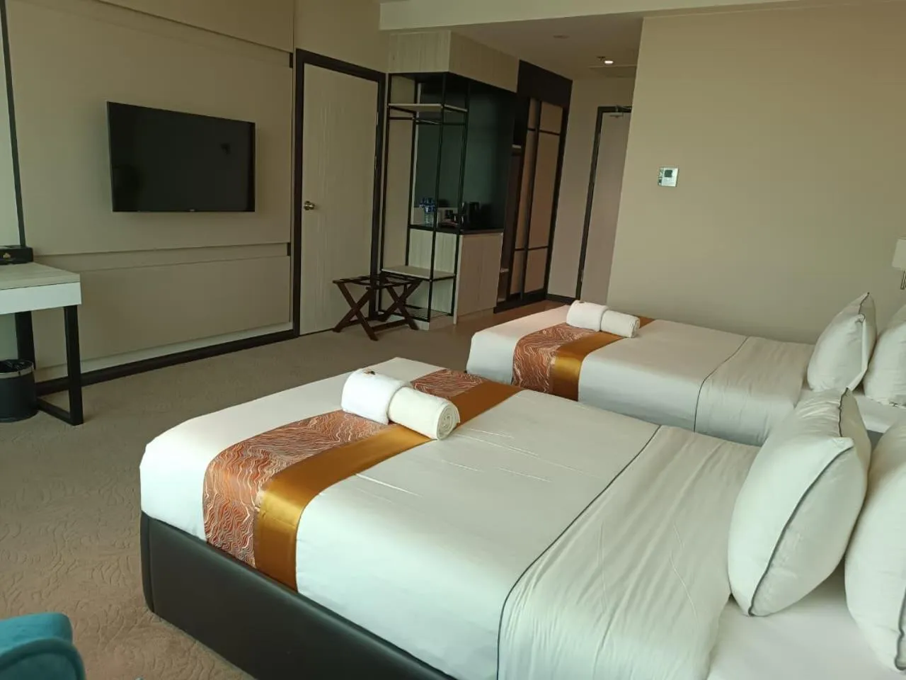Photo of the whole room, Bed in Higher Hotel