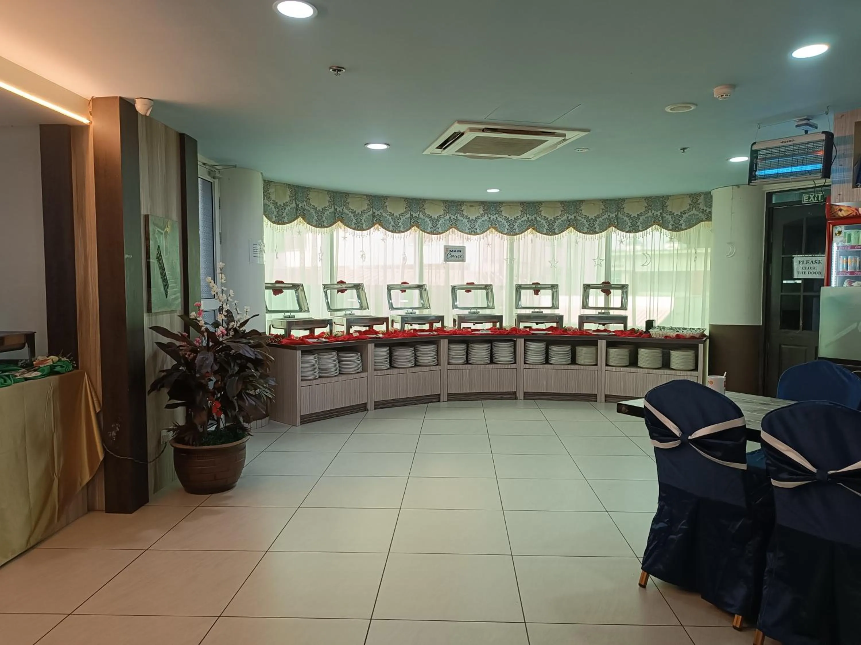 Restaurant/places to eat in Higher Hotel