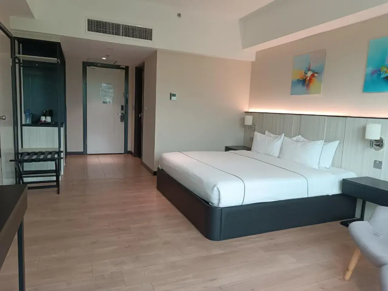 Bedroom, Bed in Higher Hotel Bedroom, Bed in Higher Hotel