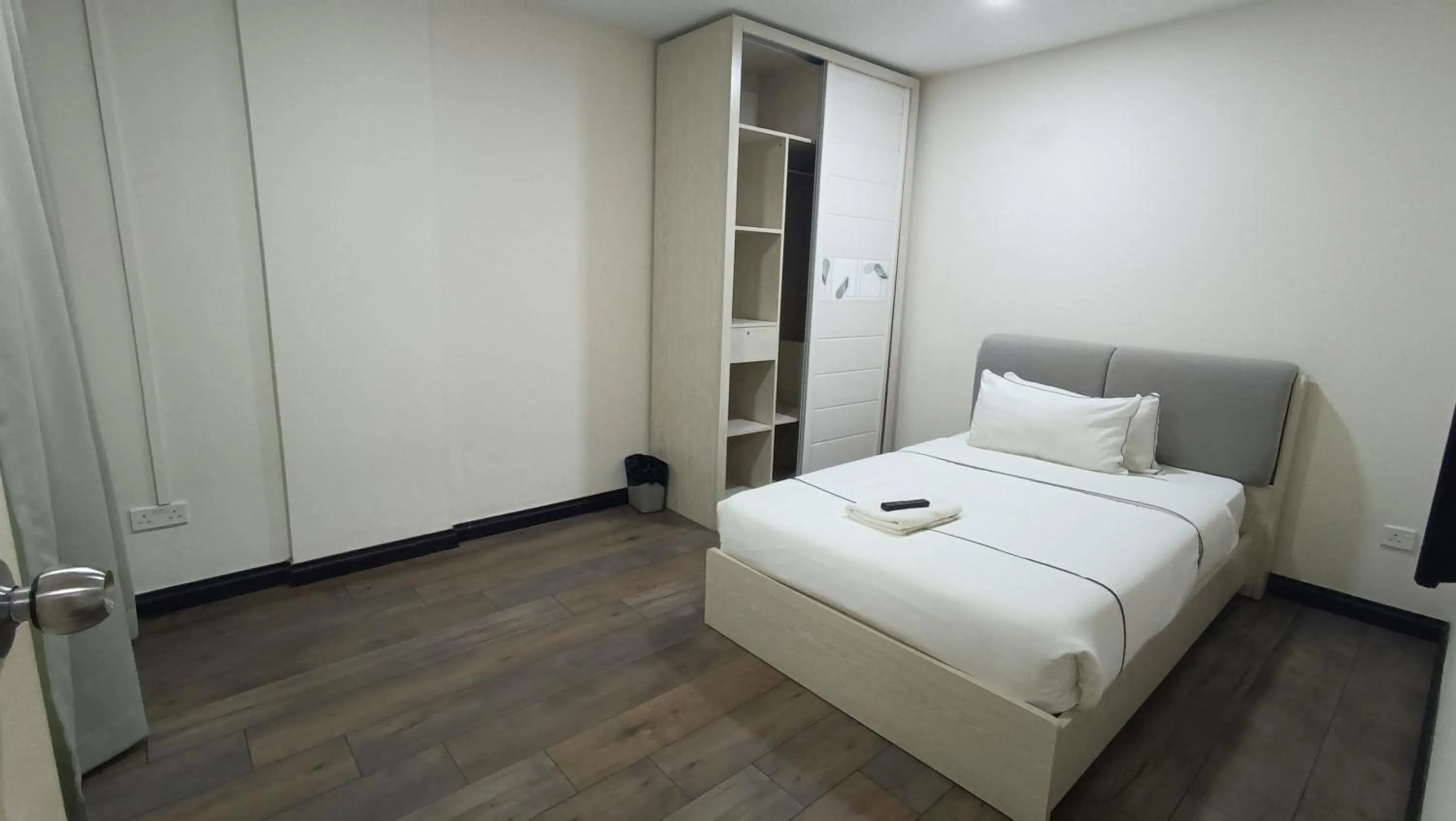 Photo of the whole room, Bed in Higher Hotel