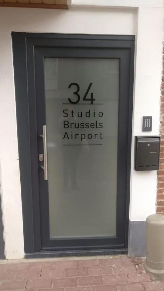 Facade/entrance in Studio Brussels Airport - Central