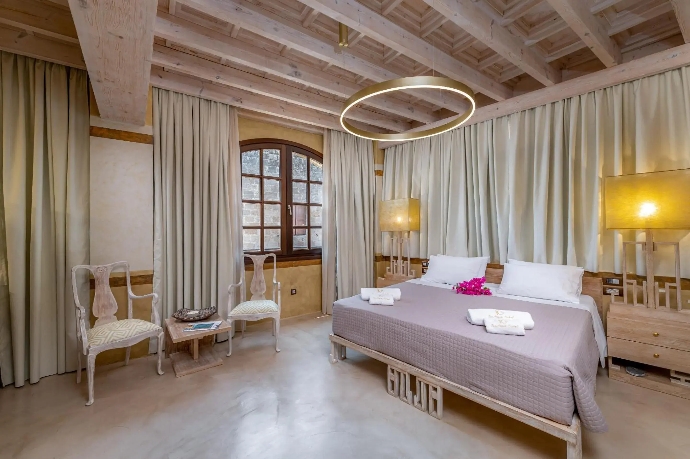 Bed in 10GR Boutique Hotel & Wine Bar Bed in 10GR Boutique Hotel & Wine Bar