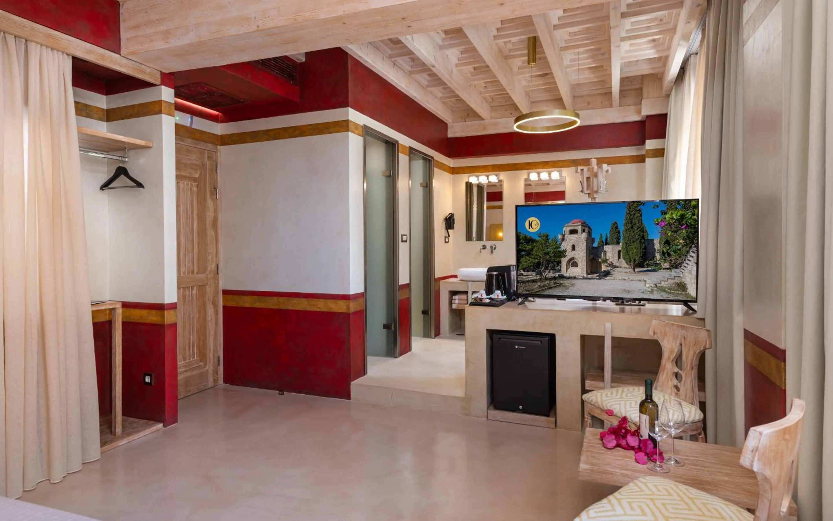 TV and multimedia in 10GR Boutique Hotel & Wine Bar