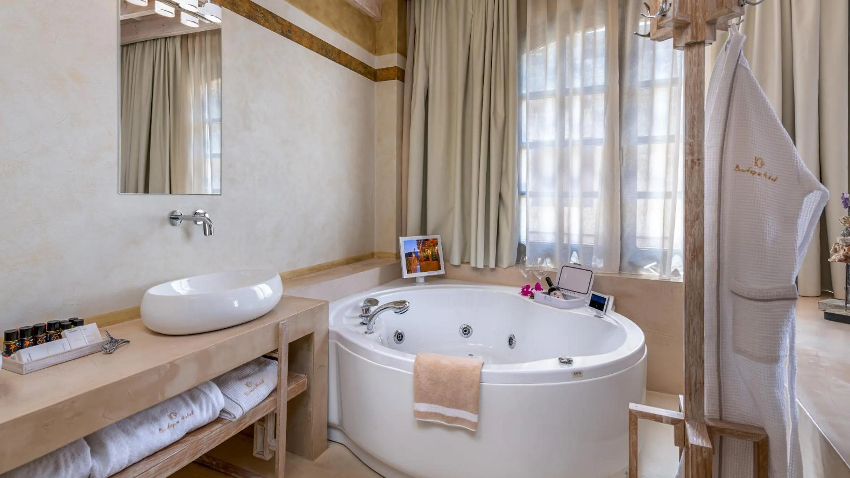 Hot Tub in 10GR Boutique Hotel & Wine Bar