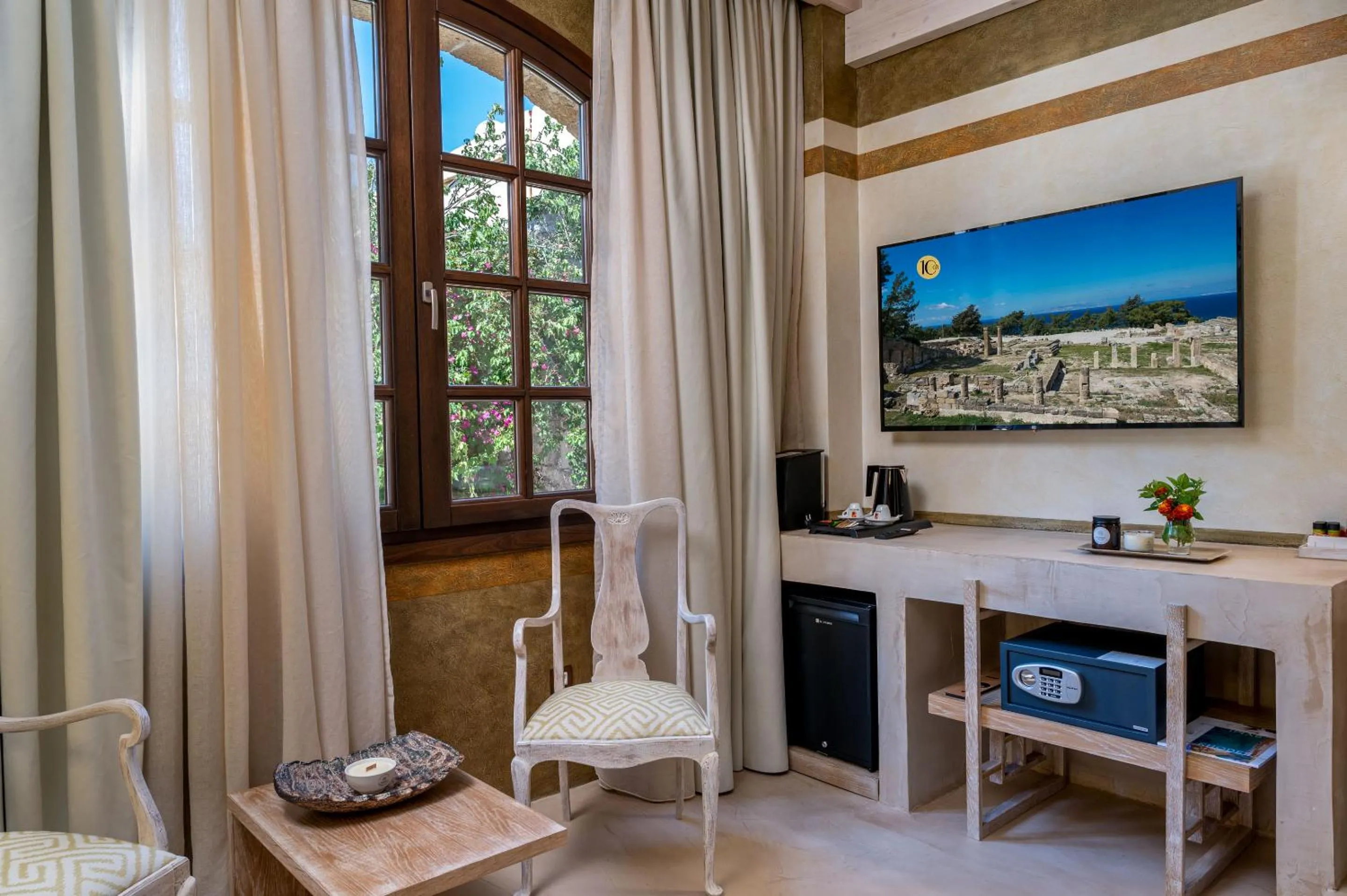 TV and multimedia in 10GR Boutique Hotel & Wine Bar