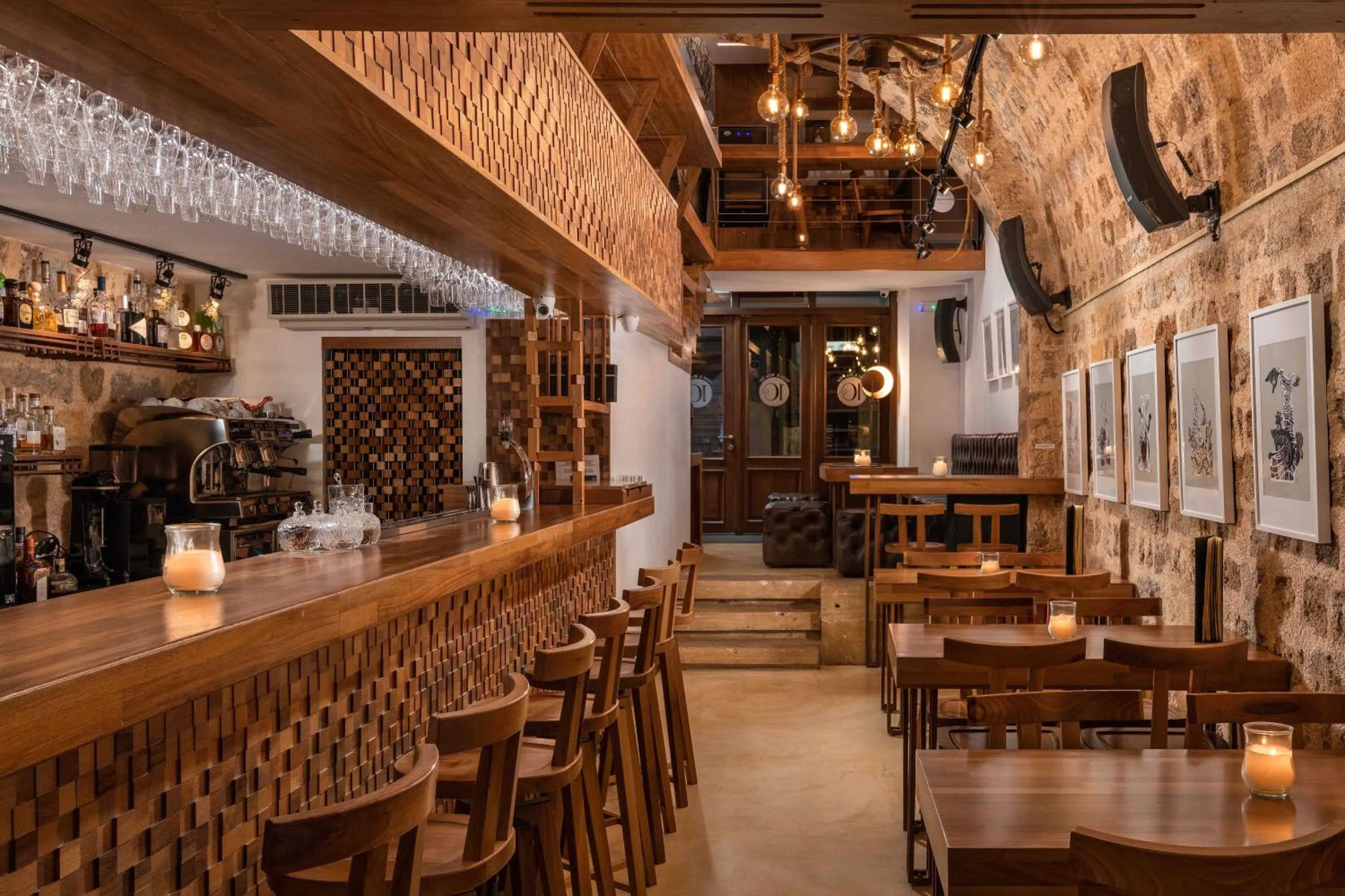 Restaurant/places to eat in 10GR Boutique Hotel & Wine Bar
